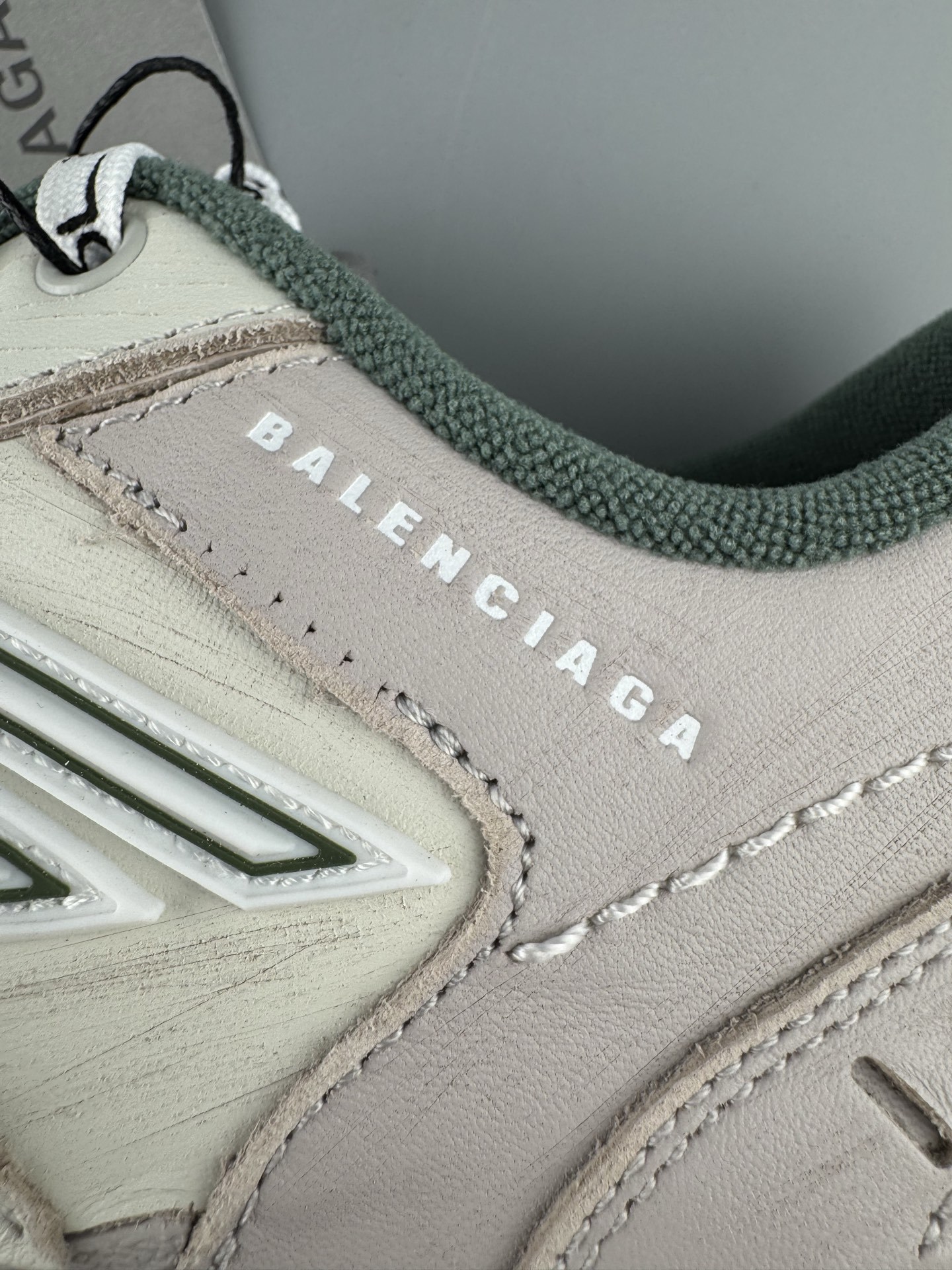 Balenciaga HAMPTONS WORN-OUT Sneaker Design: Round-toe, lace-up, low-top casual style Unisex model - Image 12