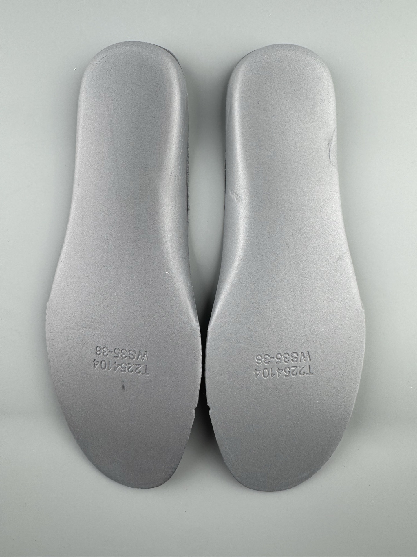 Balenciaga HAMPTONS WORN-OUT Sneaker Design: Round-toe, lace-up, low-top casual style Unisex model - Image 13