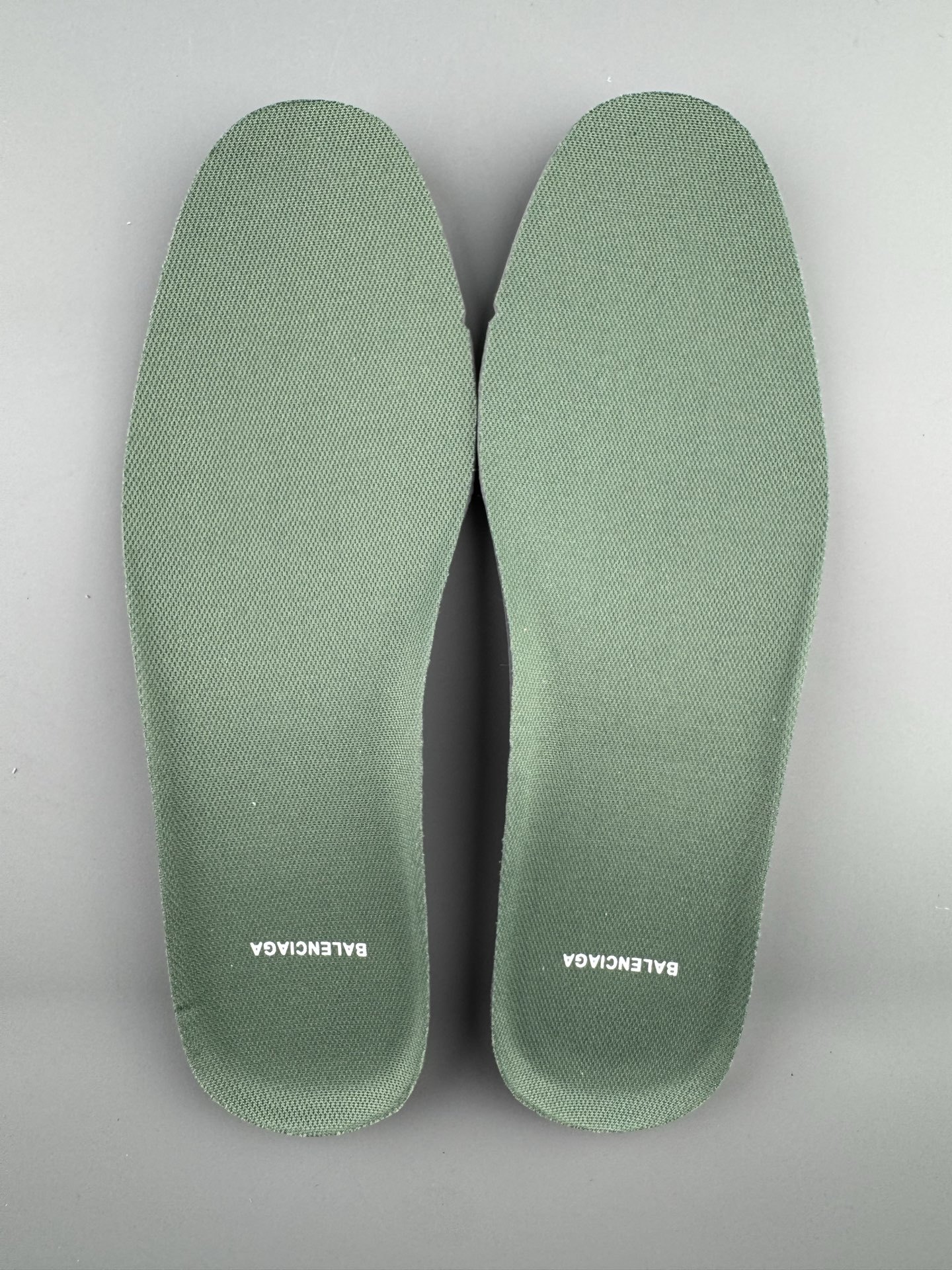 Balenciaga HAMPTONS WORN-OUT Sneaker Design: Round-toe, lace-up, low-top casual style Unisex model - Image 14