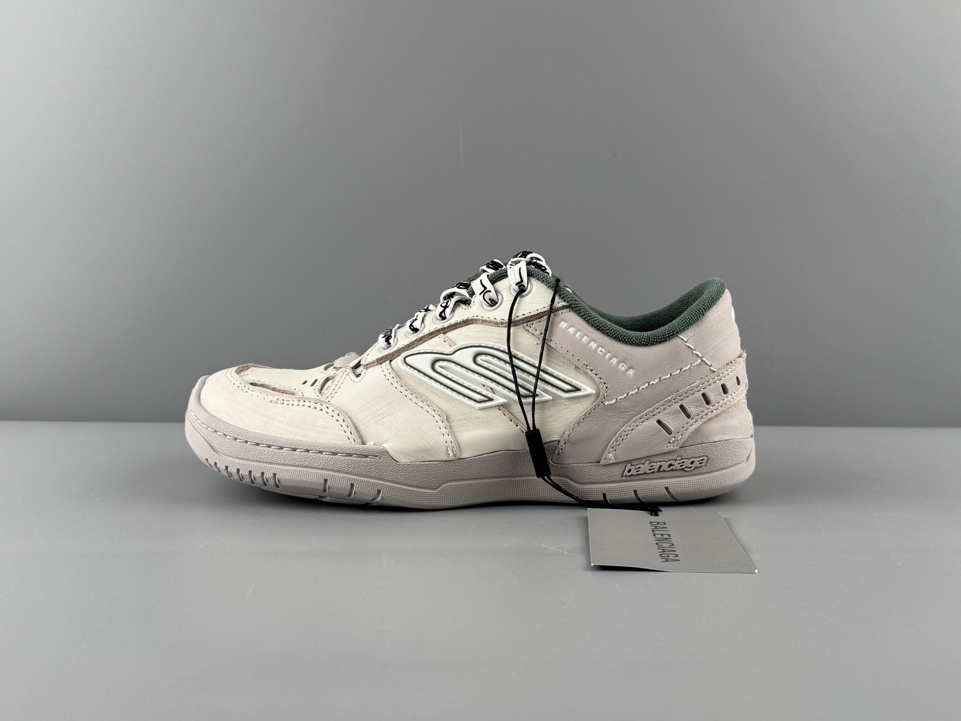 Balenciaga HAMPTONS WORN-OUT Sneaker Design: Round-toe, lace-up, low-top casual style Unisex model - Image 17