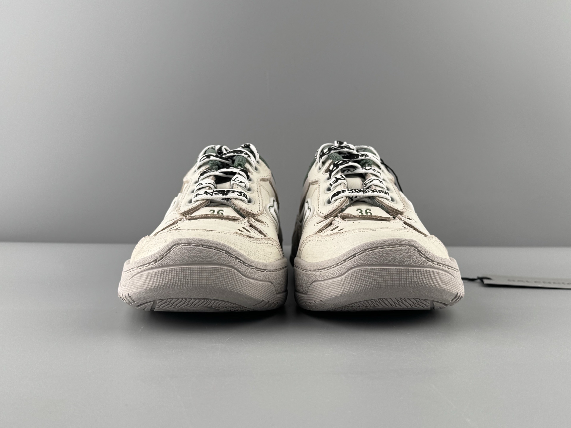 Balenciaga HAMPTONS WORN-OUT Sneaker Design: Round-toe, lace-up, low-top casual style Unisex model - Image 18