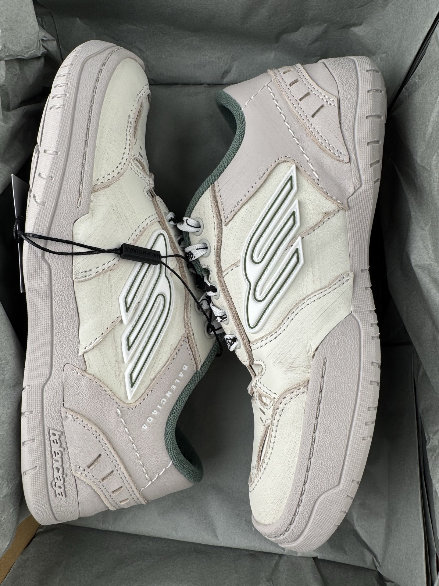 Balenciaga HAMPTONS WORN-OUT Sneaker Design: Round-toe, lace-up, low-top casual style Unisex model - Image 19