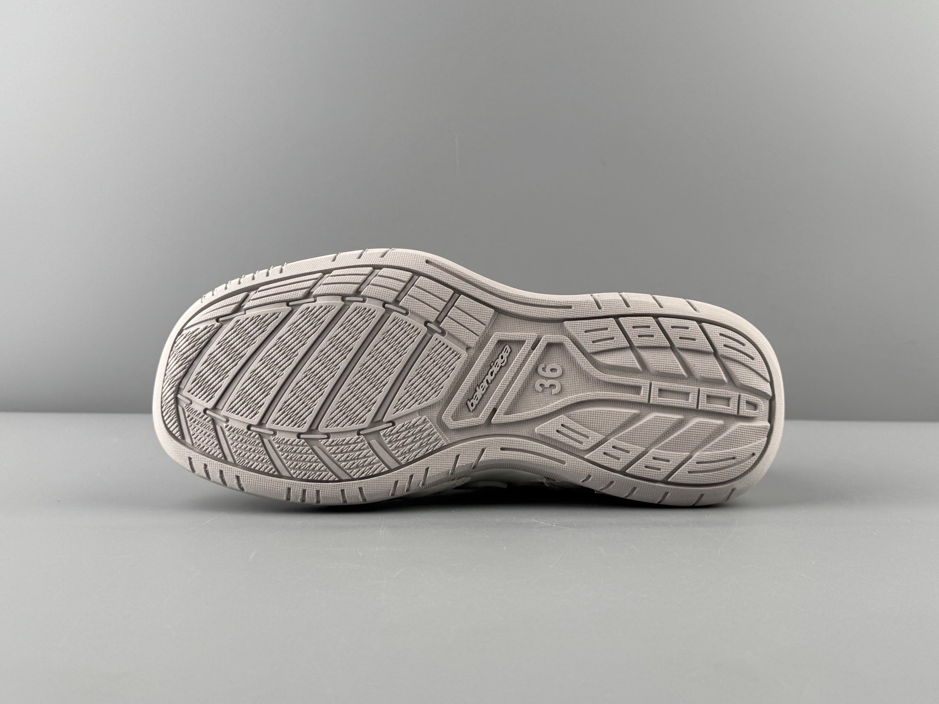 Balenciaga HAMPTONS WORN-OUT Sneaker Design: Round-toe, lace-up, low-top casual style Unisex model - Image 20