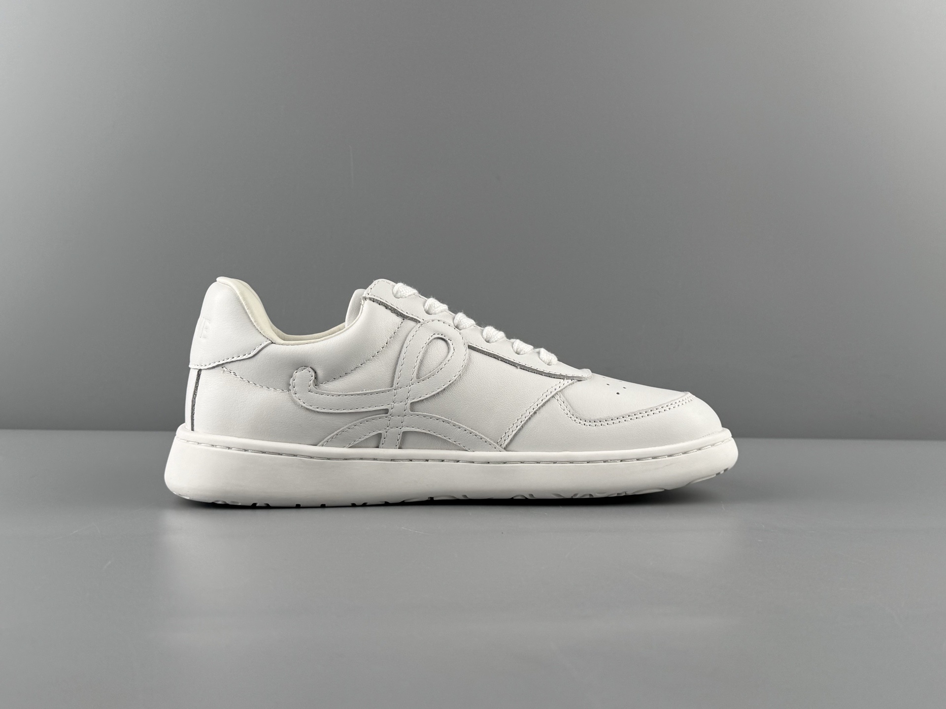 LOEWE Jambo Low-Top Sneakers Material: Premium cow leather Style: Flat, lace-up, low-top casual sneaker - Image 5