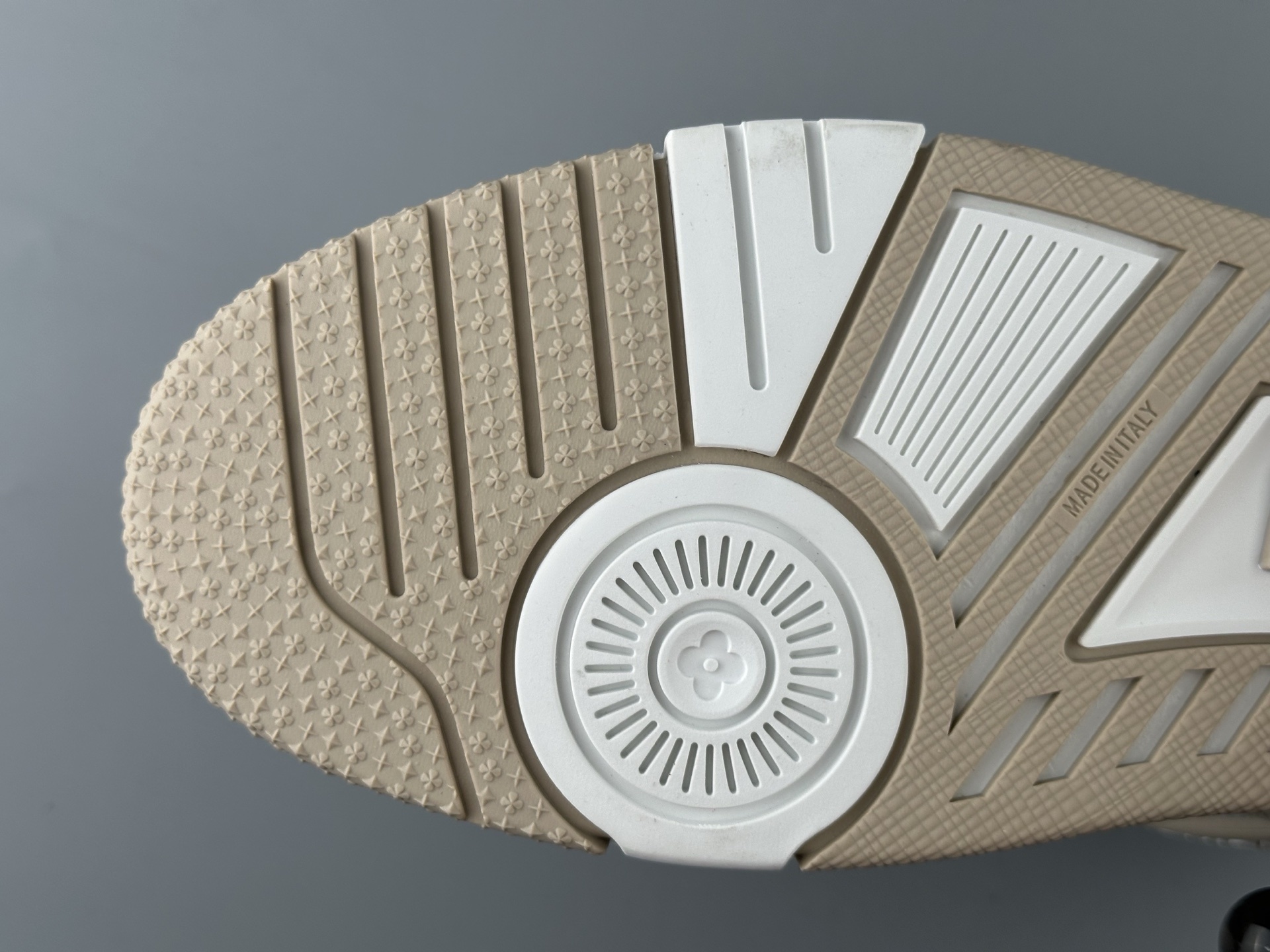 Louis Vuitton Trainer “Khaki Denim” (2025 Latest Version) Independently molded TPU drip plastic components Refined last shape through multiple manual adjustments Crafted with top-tier materials for the outsole Exceptional attention to detail — 99% accurate to the original - Image 2