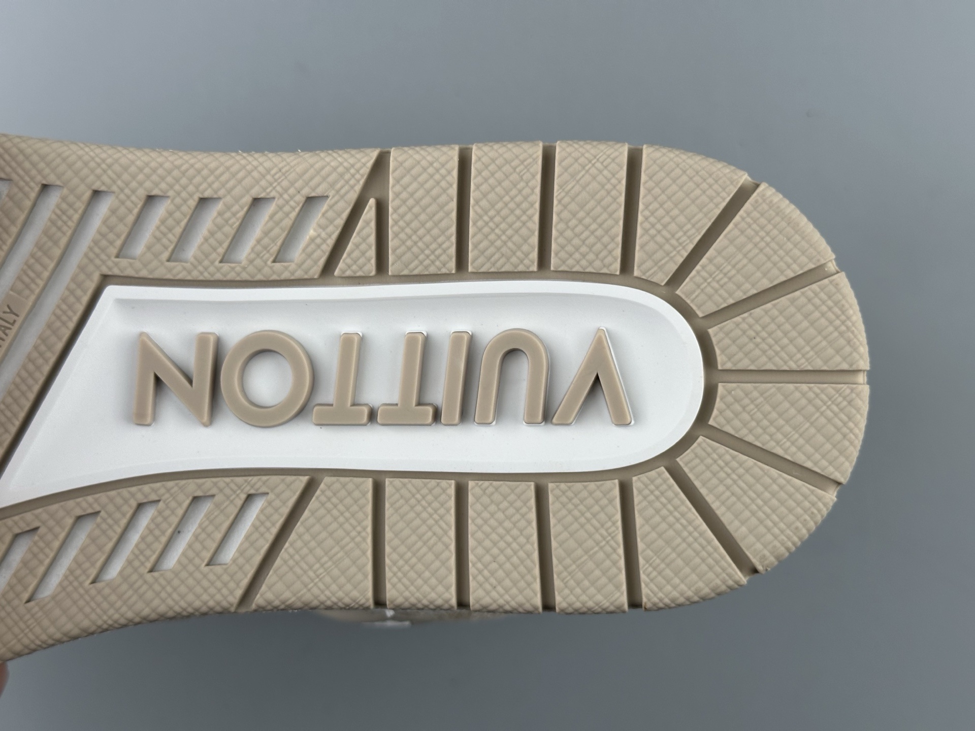 Louis Vuitton Trainer “Khaki Denim” (2025 Latest Version) Independently molded TPU drip plastic components Refined last shape through multiple manual adjustments Crafted with top-tier materials for the outsole Exceptional attention to detail — 99% accurate to the original - Image 7