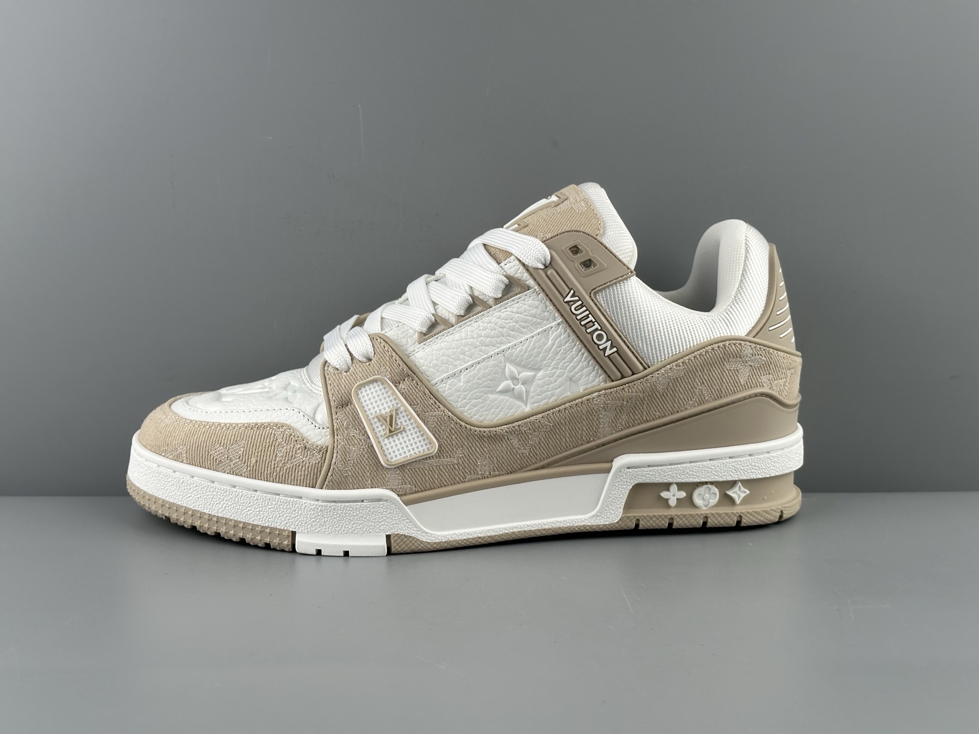 Louis Vuitton Trainer “Khaki Denim” (2025 Latest Version) Independently molded TPU drip plastic components Refined last shape through multiple manual adjustments Crafted with top-tier materials for the outsole Exceptional attention to detail — 99% accurate to the original