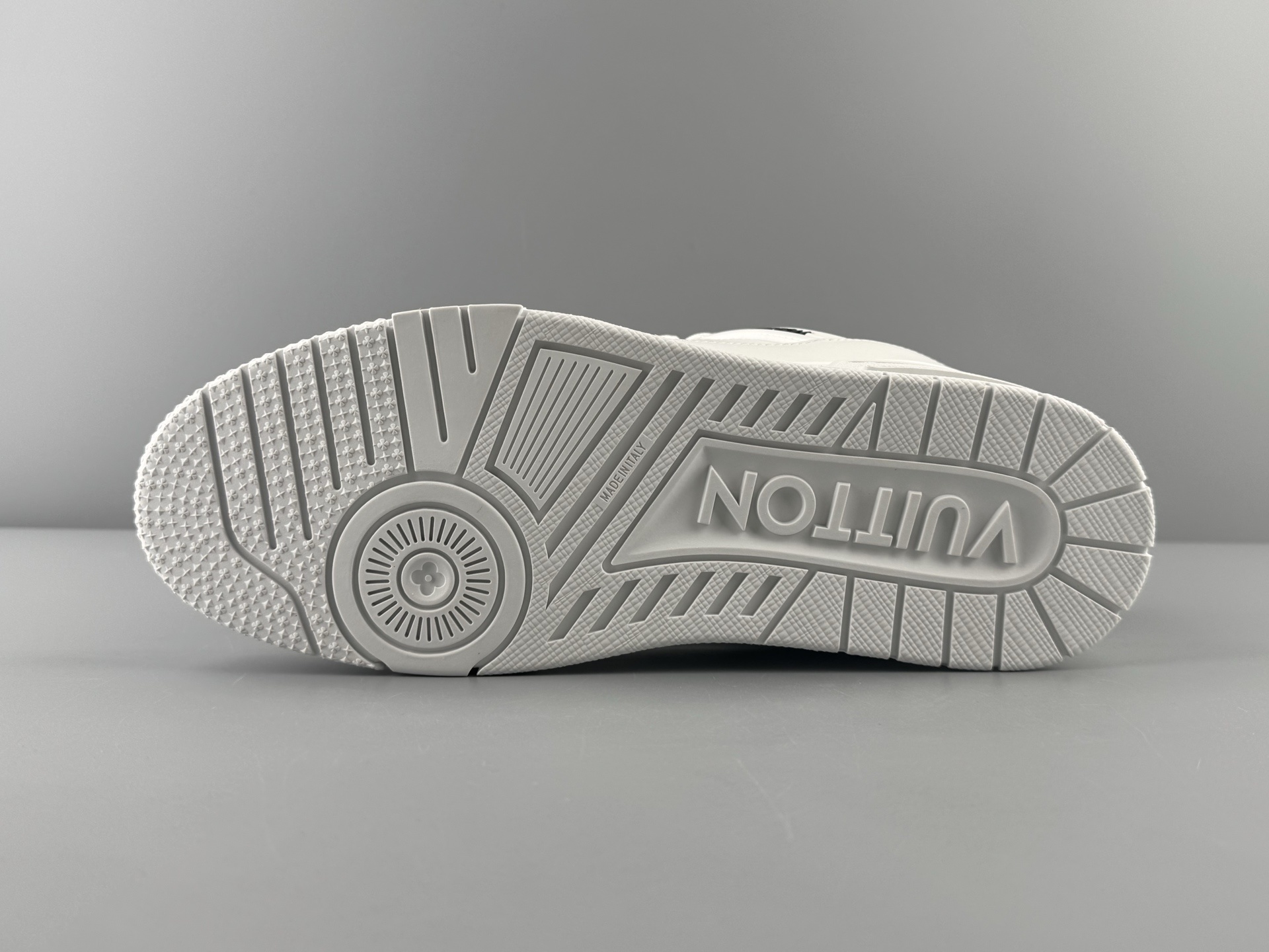 LV Trainer x NIGO Collaboration “Pure White Classic” 2025 Latest Edition Brand-new embossed leather design Crafted using premium-grade materials for exceptional durability Independently developed TPU drip-mold for a precise - Image 13