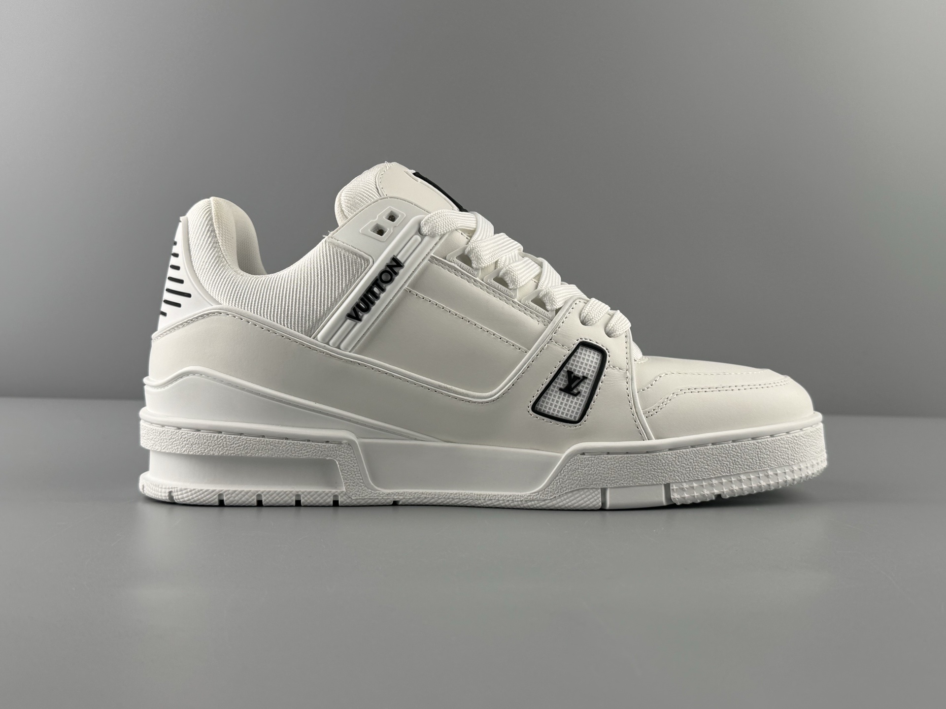LV Trainer x NIGO Collaboration “Pure White Classic” 2025 Latest Edition Brand-new embossed leather design Crafted using premium-grade materials for exceptional durability Independently developed TPU drip-mold for a precise