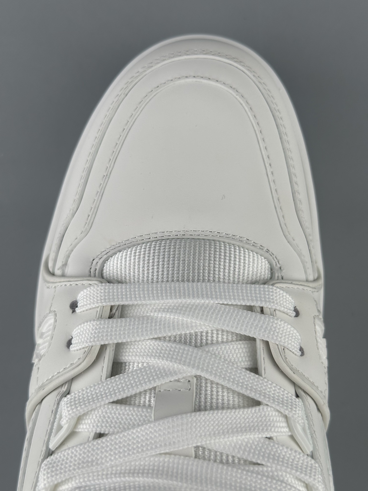LV Trainer “Pure White Classic” 2025 Latest Version Brand-new embossed leather pattern Updated half-insert midsole for superior comfort and cushioning Crafted with premium-grade materials Independently developed TPU drip-mold for authentic texture and structure - Image 2
