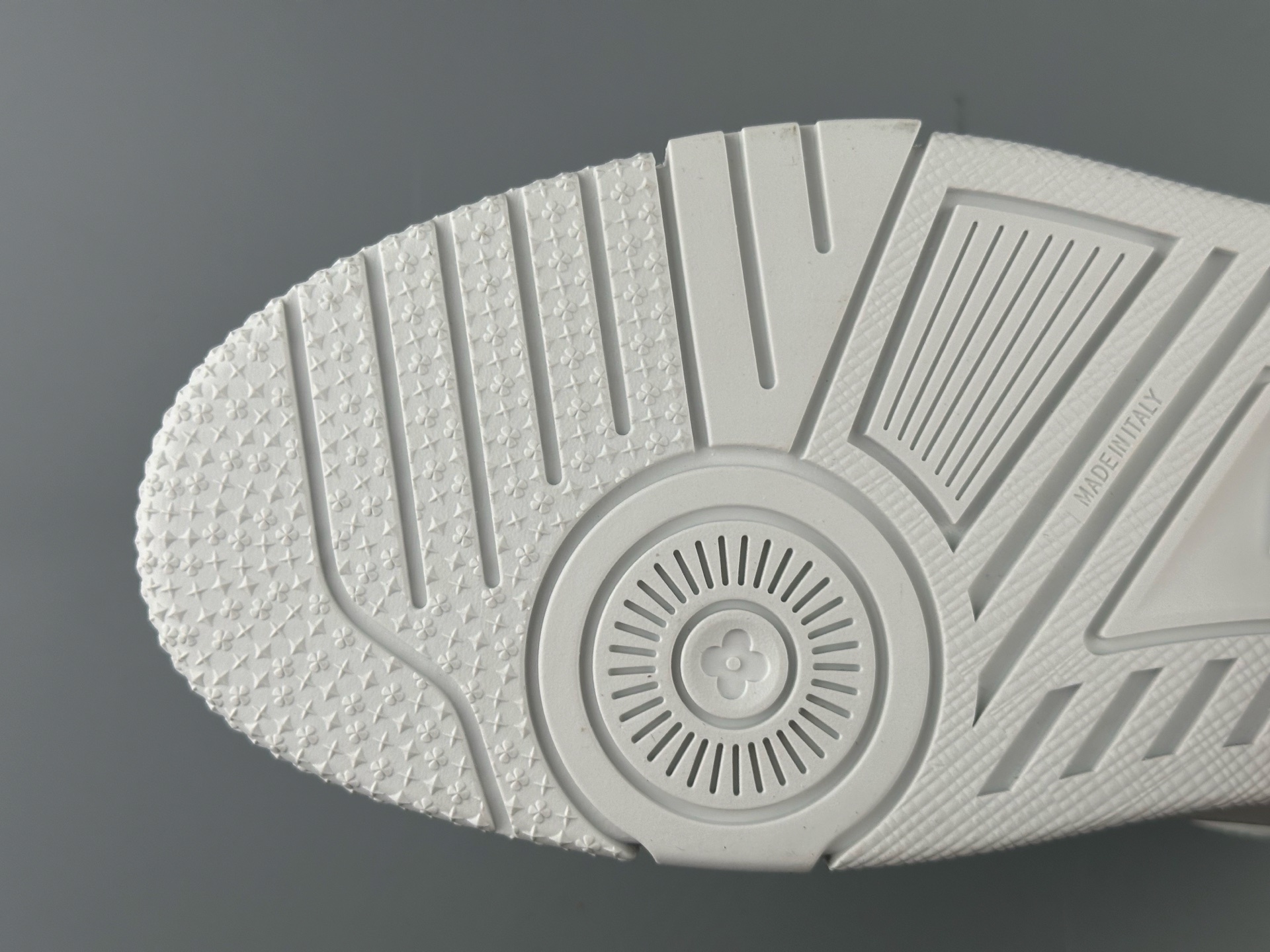 LV Trainer “Pure White Classic” 2025 Latest Version Brand-new embossed leather pattern Updated half-insert midsole for superior comfort and cushioning Crafted with premium-grade materials Independently developed TPU drip-mold for authentic texture and structure - Image 3