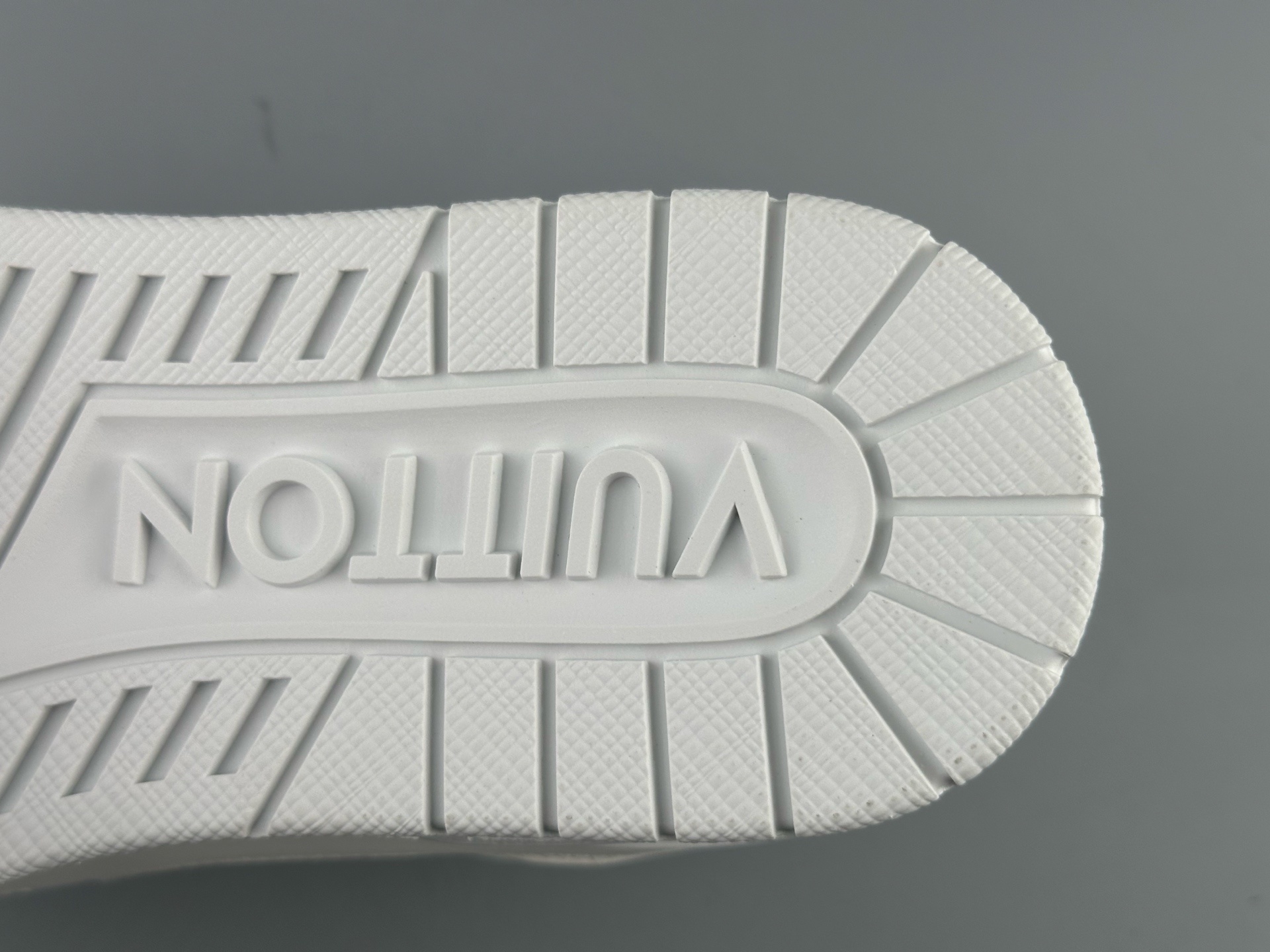 LV Trainer “Pure White Classic” 2025 Latest Version Brand-new embossed leather pattern Updated half-insert midsole for superior comfort and cushioning Crafted with premium-grade materials Independently developed TPU drip-mold for authentic texture and structure - Image 4
