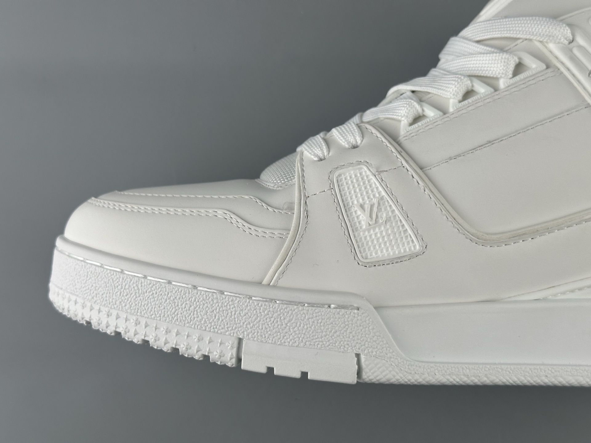 LV Trainer “Pure White Classic” 2025 Latest Version Brand-new embossed leather pattern Updated half-insert midsole for superior comfort and cushioning Crafted with premium-grade materials Independently developed TPU drip-mold for authentic texture and structure - Image 5