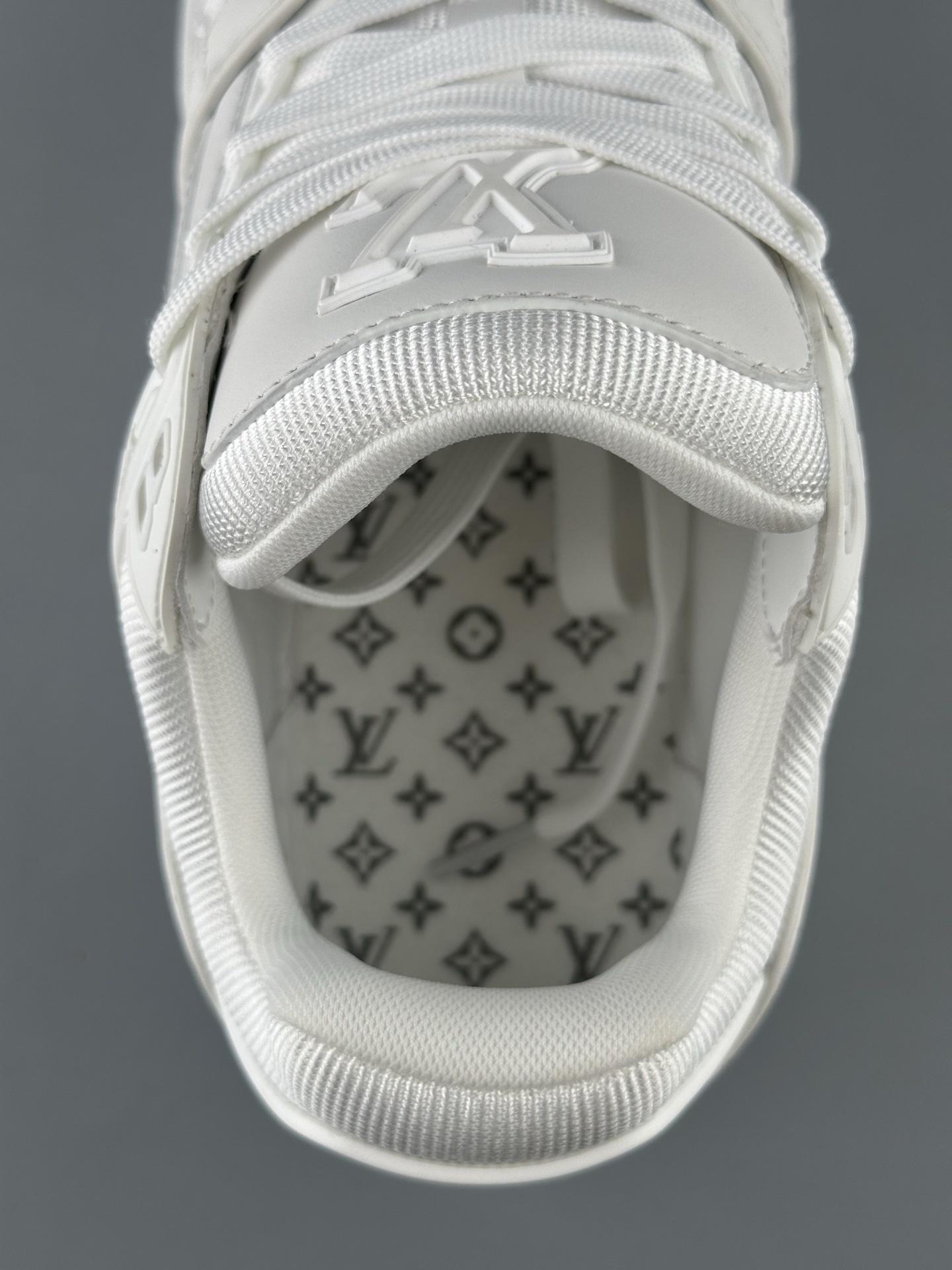LV Trainer “Pure White Classic” 2025 Latest Version Brand-new embossed leather pattern Updated half-insert midsole for superior comfort and cushioning Crafted with premium-grade materials Independently developed TPU drip-mold for authentic texture and structure - Image 6