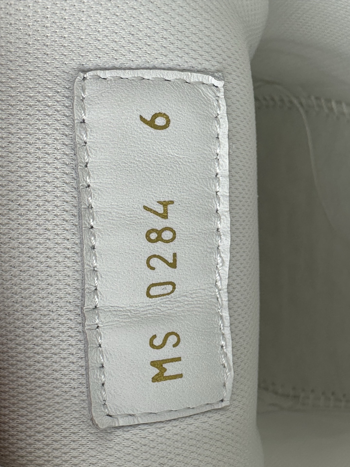 LV Trainer “Pure White Classic” 2025 Latest Version Brand-new embossed leather pattern Updated half-insert midsole for superior comfort and cushioning Crafted with premium-grade materials Independently developed TPU drip-mold for authentic texture and structure - Image 7