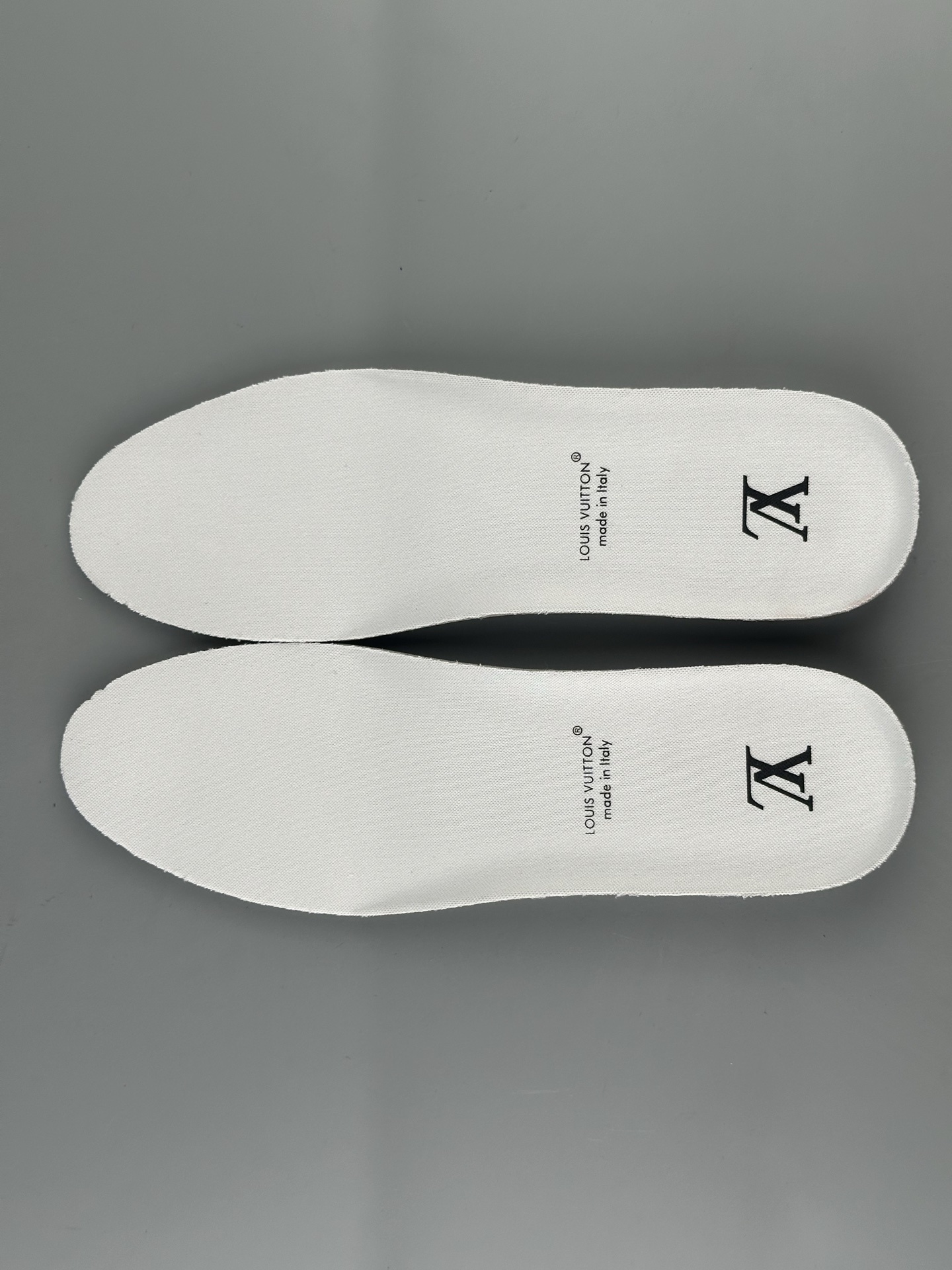 LV Trainer “Pure White Classic” 2025 Latest Version Brand-new embossed leather pattern Updated half-insert midsole for superior comfort and cushioning Crafted with premium-grade materials Independently developed TPU drip-mold for authentic texture and structure - Image 8