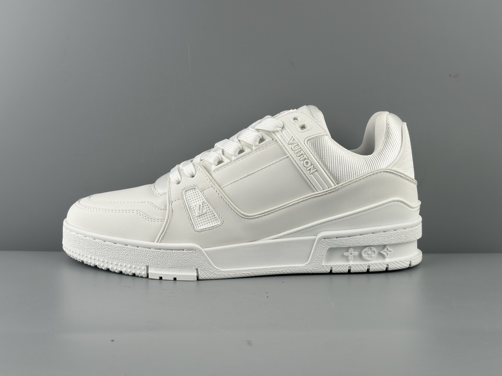 LV Trainer “Pure White Classic” 2025 Latest Version Brand-new embossed leather pattern Updated half-insert midsole for superior comfort and cushioning Crafted with premium-grade materials Independently developed TPU drip-mold for authentic texture and structure - Image 10