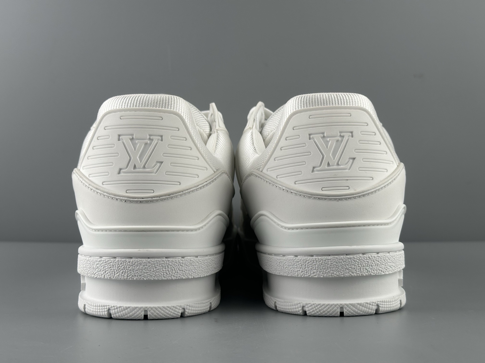 LV Trainer “Pure White Classic” 2025 Latest Version Brand-new embossed leather pattern Updated half-insert midsole for superior comfort and cushioning Crafted with premium-grade materials Independently developed TPU drip-mold for authentic texture and structure - Image 11