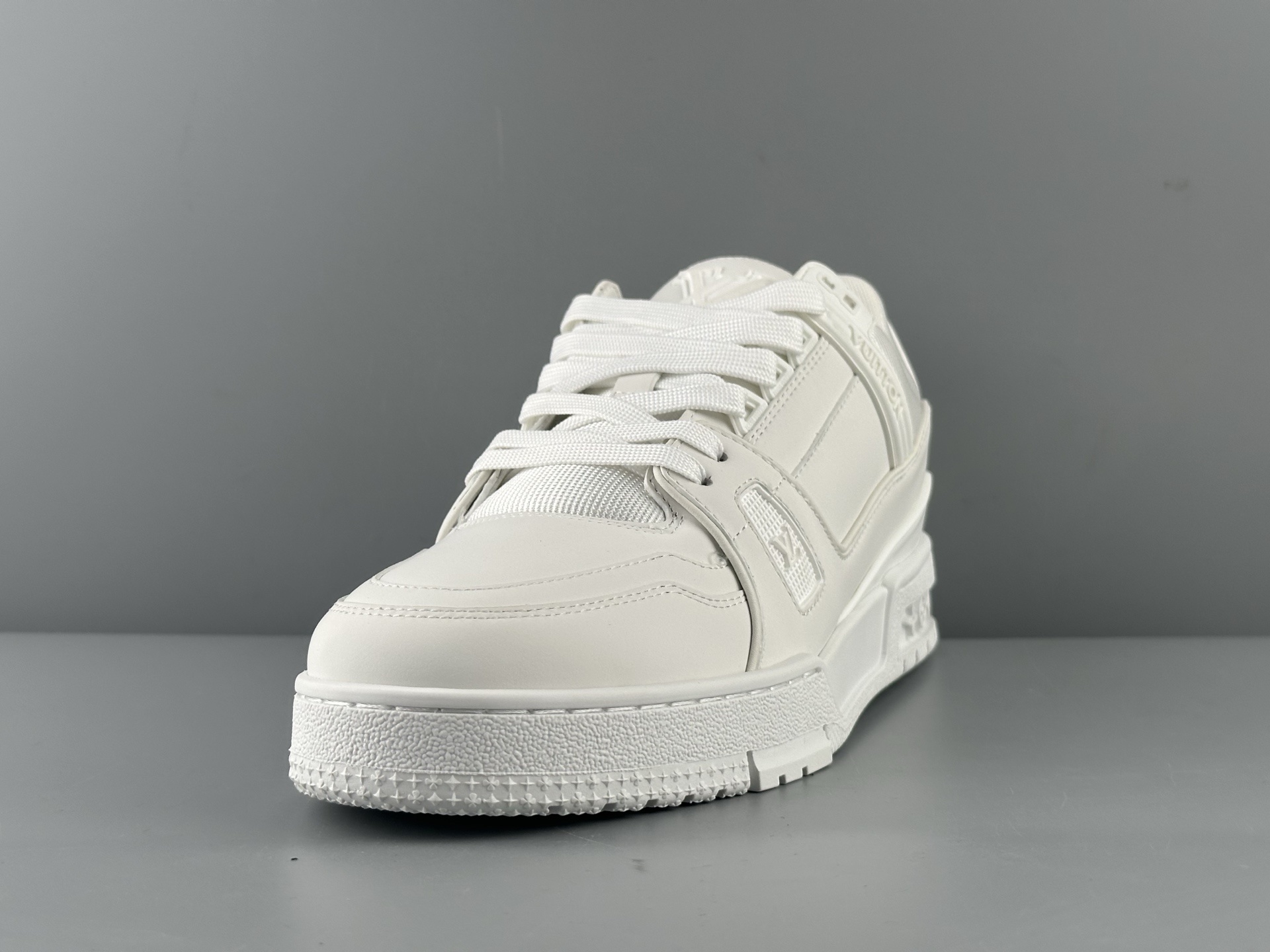 LV Trainer “Pure White Classic” 2025 Latest Version Brand-new embossed leather pattern Updated half-insert midsole for superior comfort and cushioning Crafted with premium-grade materials Independently developed TPU drip-mold for authentic texture and structure - Image 12