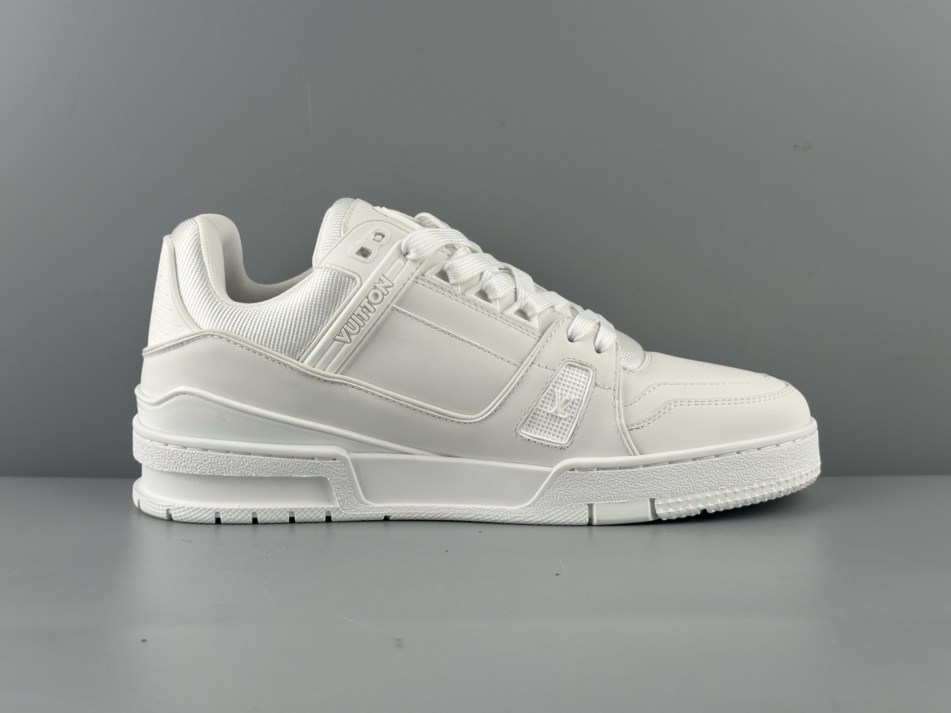 LV Trainer “Pure White Classic” 2025 Latest Version Brand-new embossed leather pattern Updated half-insert midsole for superior comfort and cushioning Crafted with premium-grade materials Independently developed TPU drip-mold for authentic texture and structure