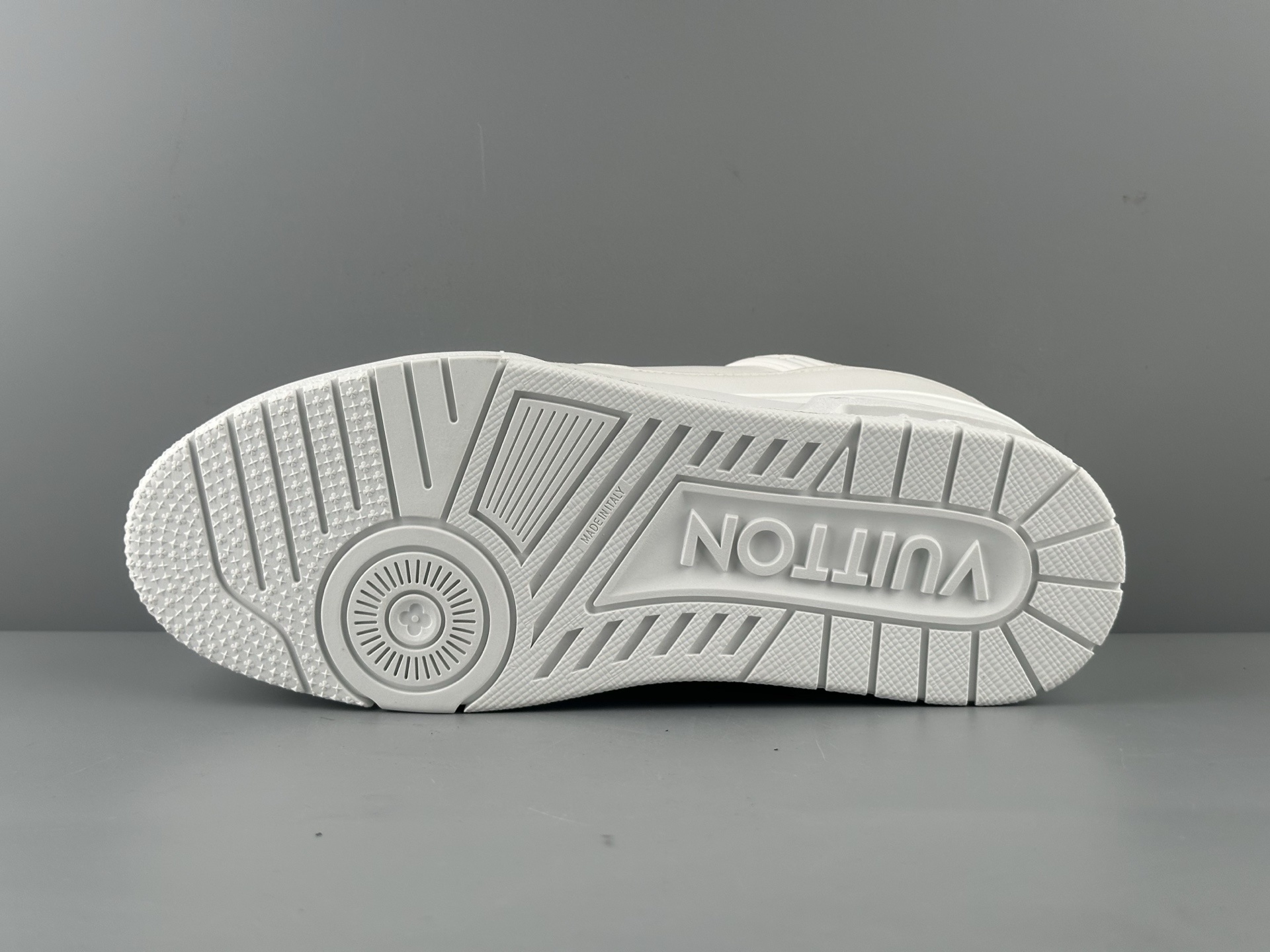 LV Trainer “Pure White Classic” 2025 Latest Version Brand-new embossed leather pattern Updated half-insert midsole for superior comfort and cushioning Crafted with premium-grade materials Independently developed TPU drip-mold for authentic texture and structure - Image 14