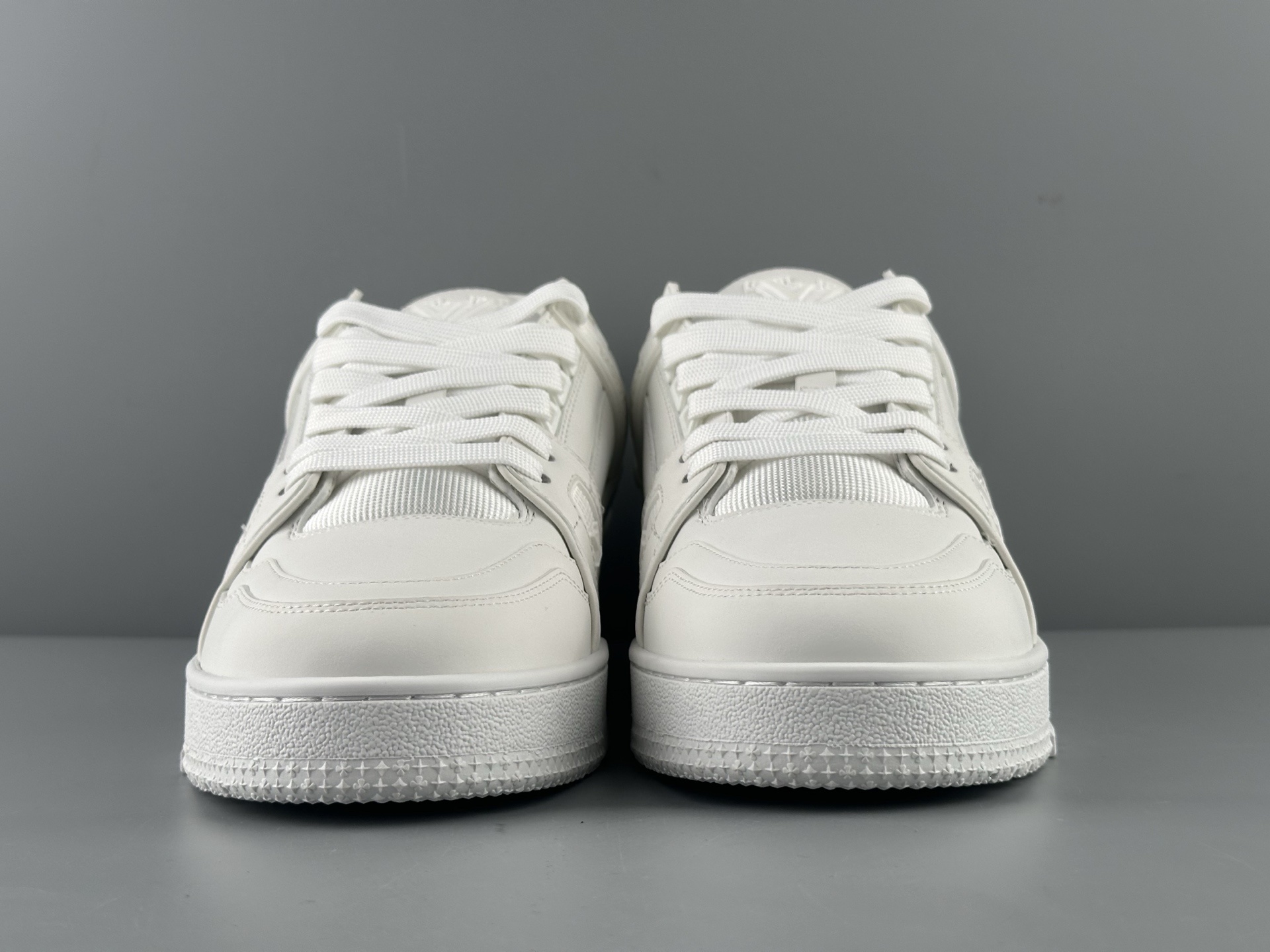 LV Trainer “Pure White Classic” 2025 Latest Version Brand-new embossed leather pattern Updated half-insert midsole for superior comfort and cushioning Crafted with premium-grade materials Independently developed TPU drip-mold for authentic texture and structure - Image 14