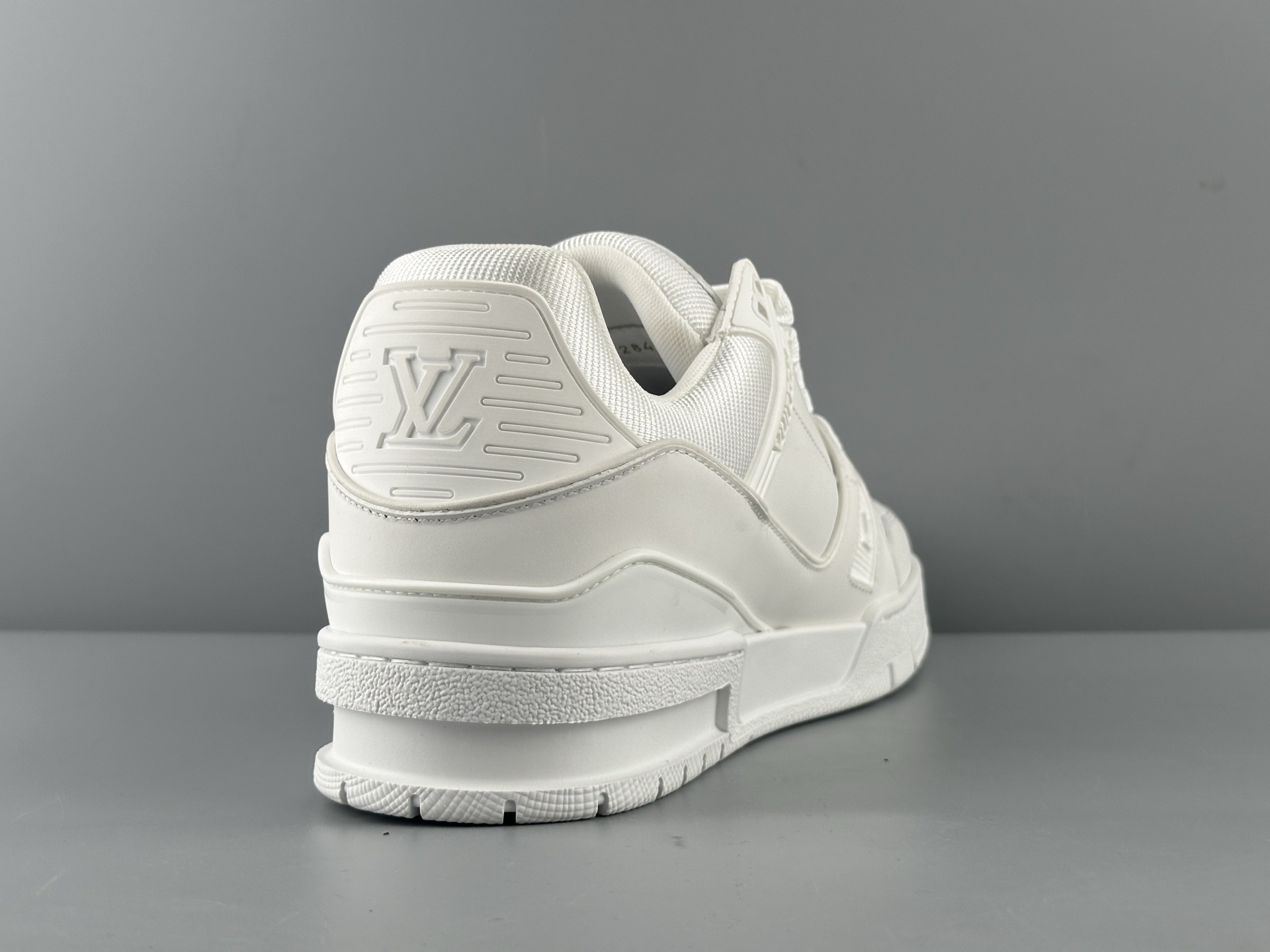LV Trainer “Pure White Classic” 2025 Latest Version Brand-new embossed leather pattern Updated half-insert midsole for superior comfort and cushioning Crafted with premium-grade materials Independently developed TPU drip-mold for authentic texture and structure - Image 18
