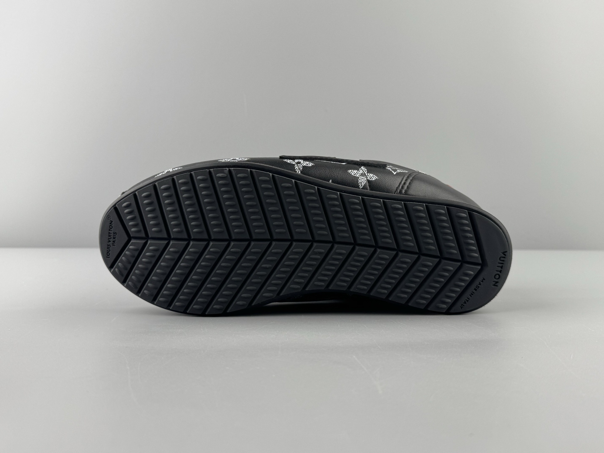 LOUIS VUITTON x Nigo Collaboration – Buttersoft FW25 Crafted from premium cowhide and lambskin leather, this low-top lifestyle sneaker features a rounded toe and classic lace-up design. - Image 9