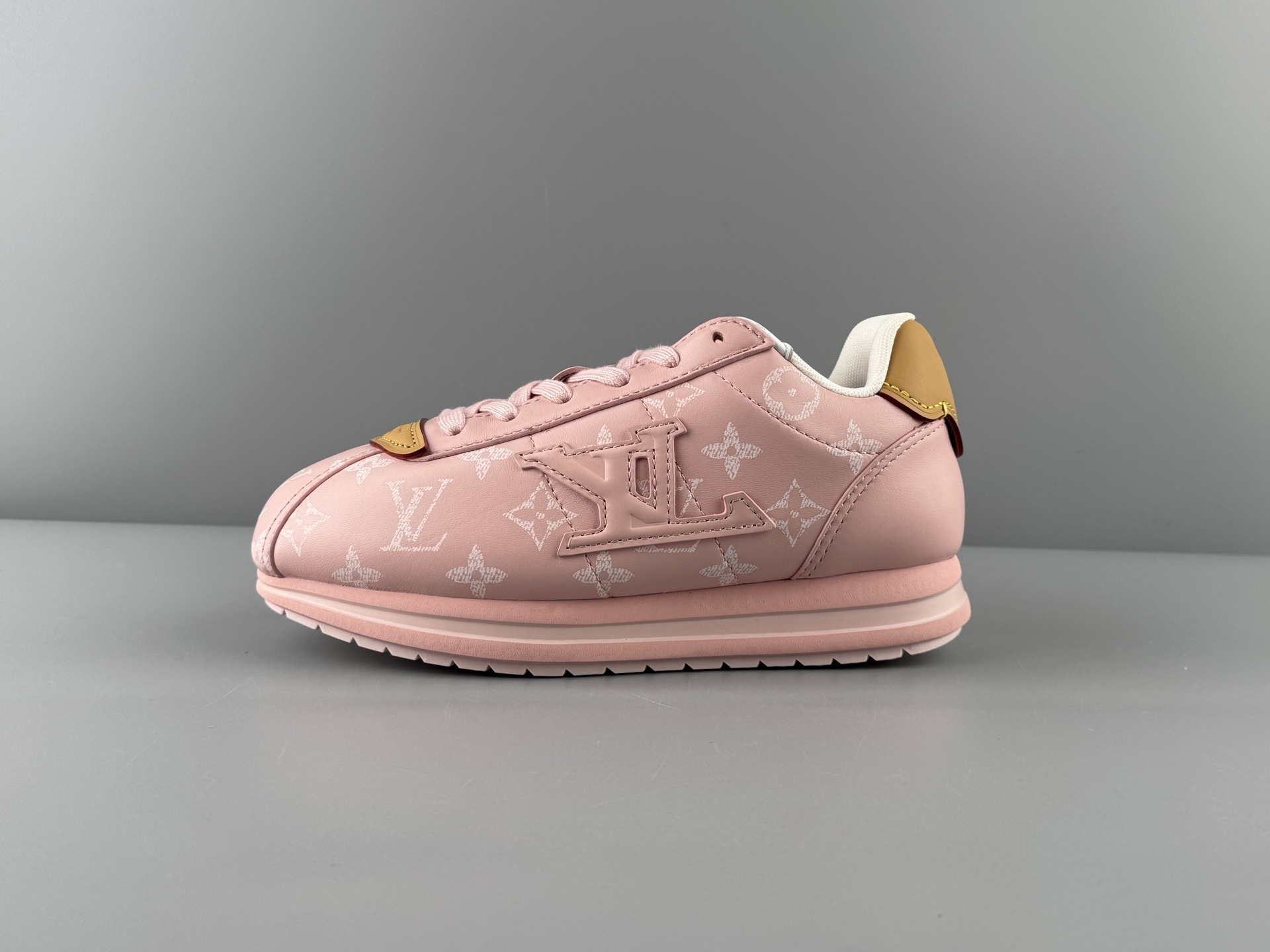 LOUIS VUITTON x Nigo Collaboration – Buttersoft FW25 (Women’s Edition) Crafted from premium cowhide and lambskin leather, this low-top lifestyle sneaker features a rounded toe and lace-up design.
