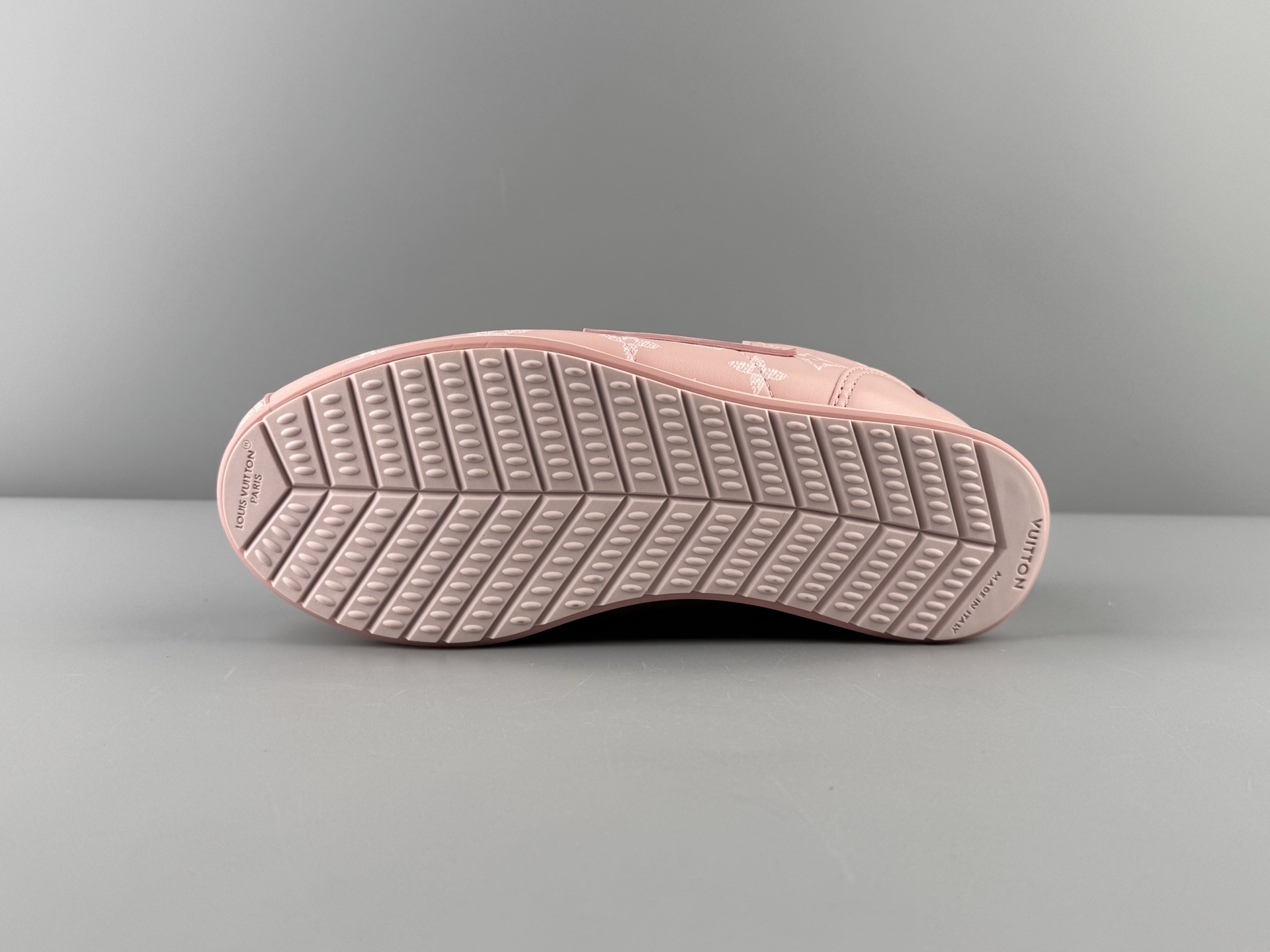 LOUIS VUITTON x Nigo Collaboration – Buttersoft FW25 (Women’s Edition) Crafted from premium cowhide and lambskin leather, this low-top lifestyle sneaker features a rounded toe and lace-up design. - Image 8