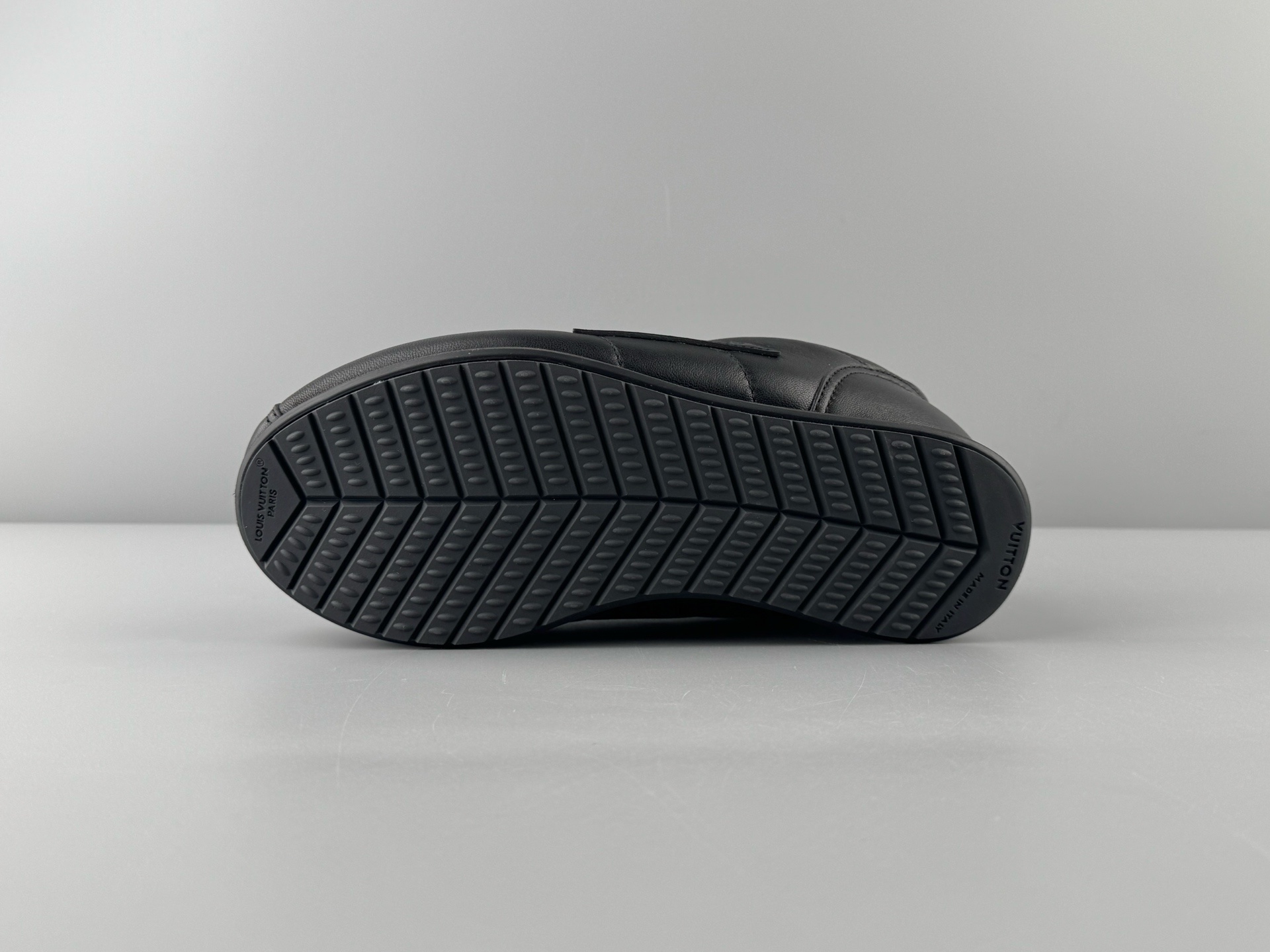 LOUIS VUITTON x Nigo Collaboration β Buttersoft FW25 Unisex Low-Top Casual Sneakers Crafted from premium cowhide and lambskin leather - Image 3