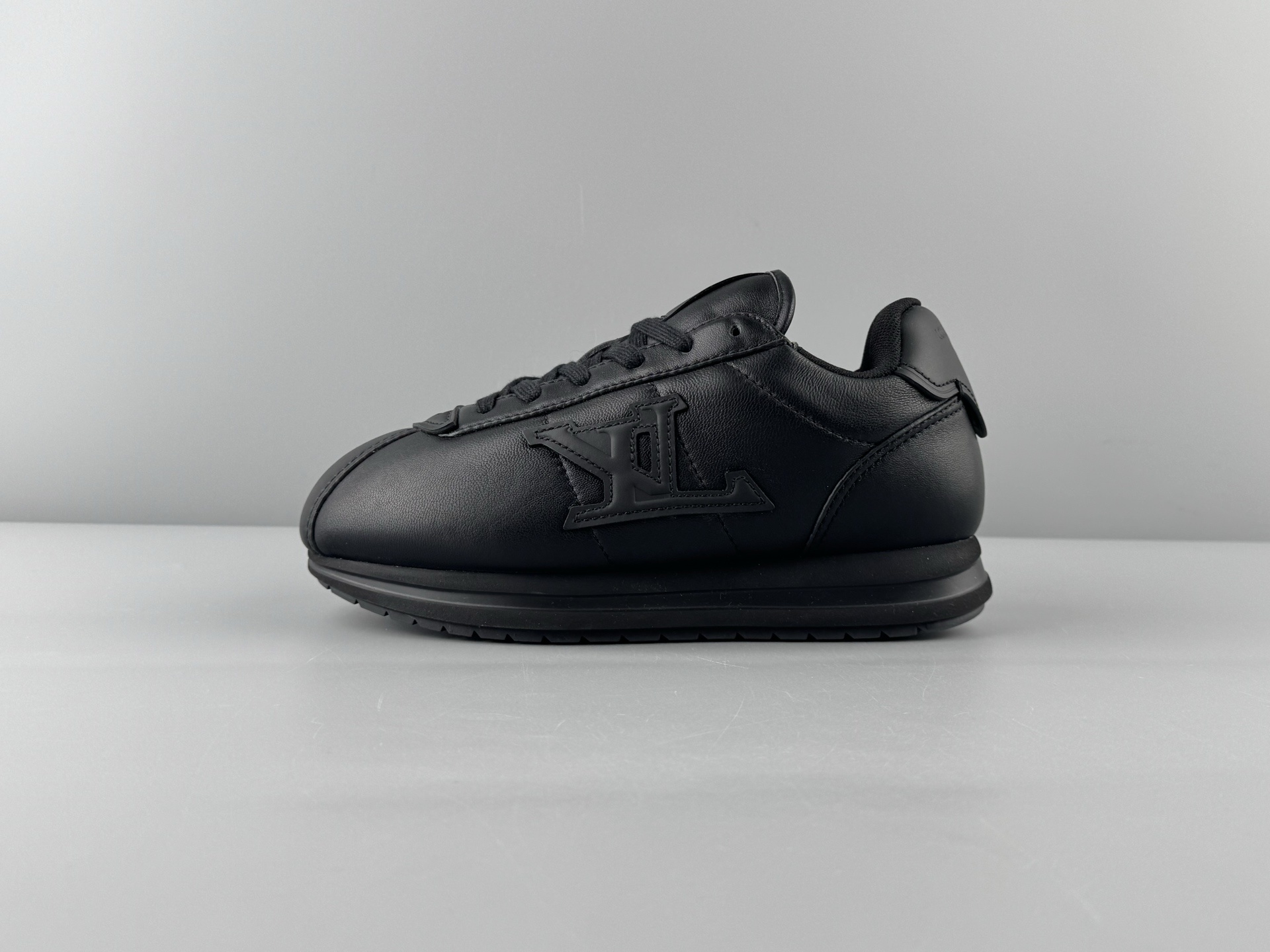 LOUIS VUITTON x Nigo Collaboration β Buttersoft FW25 Unisex Low-Top Casual Sneakers Crafted from premium cowhide and lambskin leather