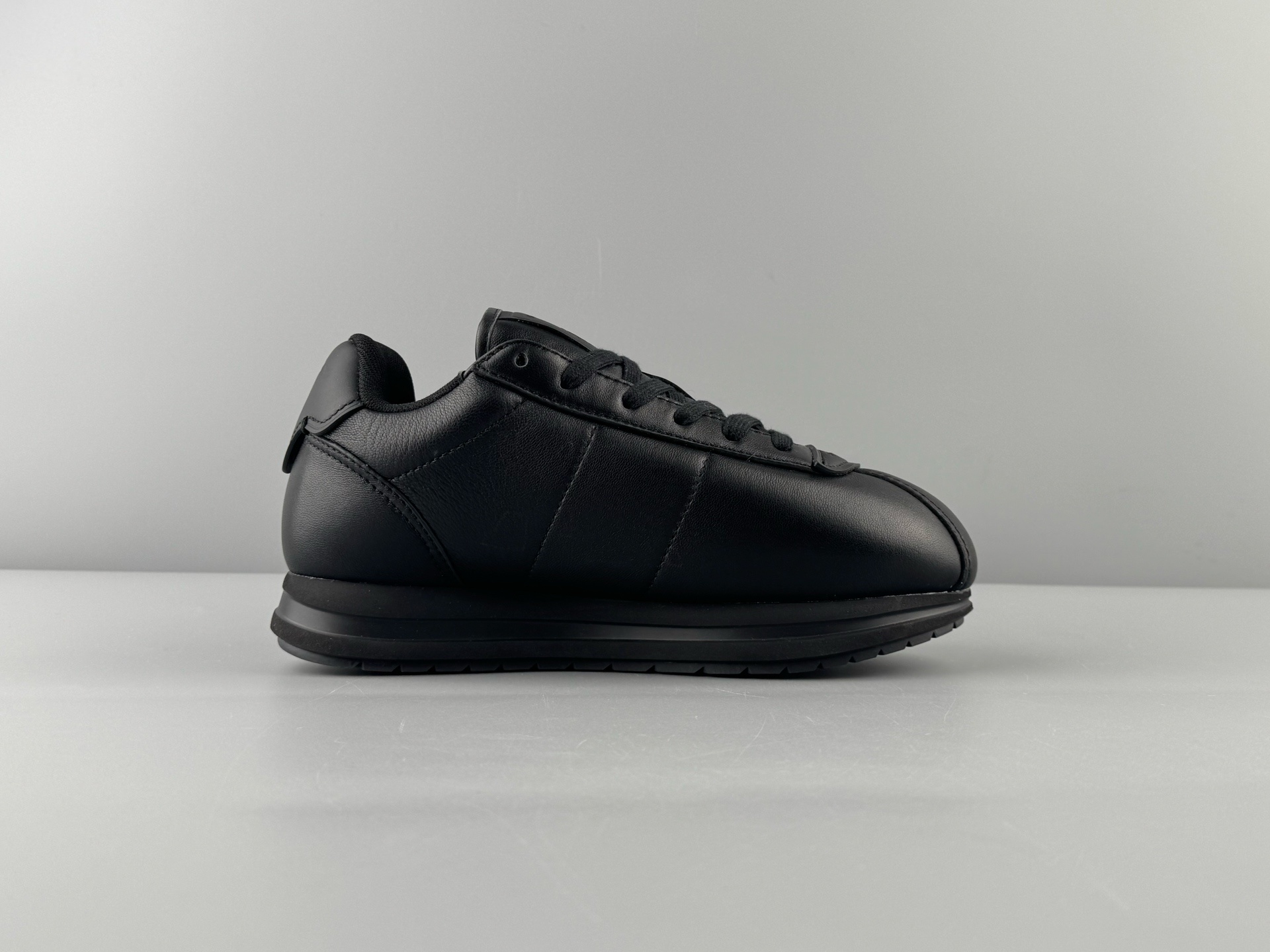 LOUIS VUITTON x Nigo Collaboration β Buttersoft FW25 Unisex Low-Top Casual Sneakers Crafted from premium cowhide and lambskin leather - Image 9