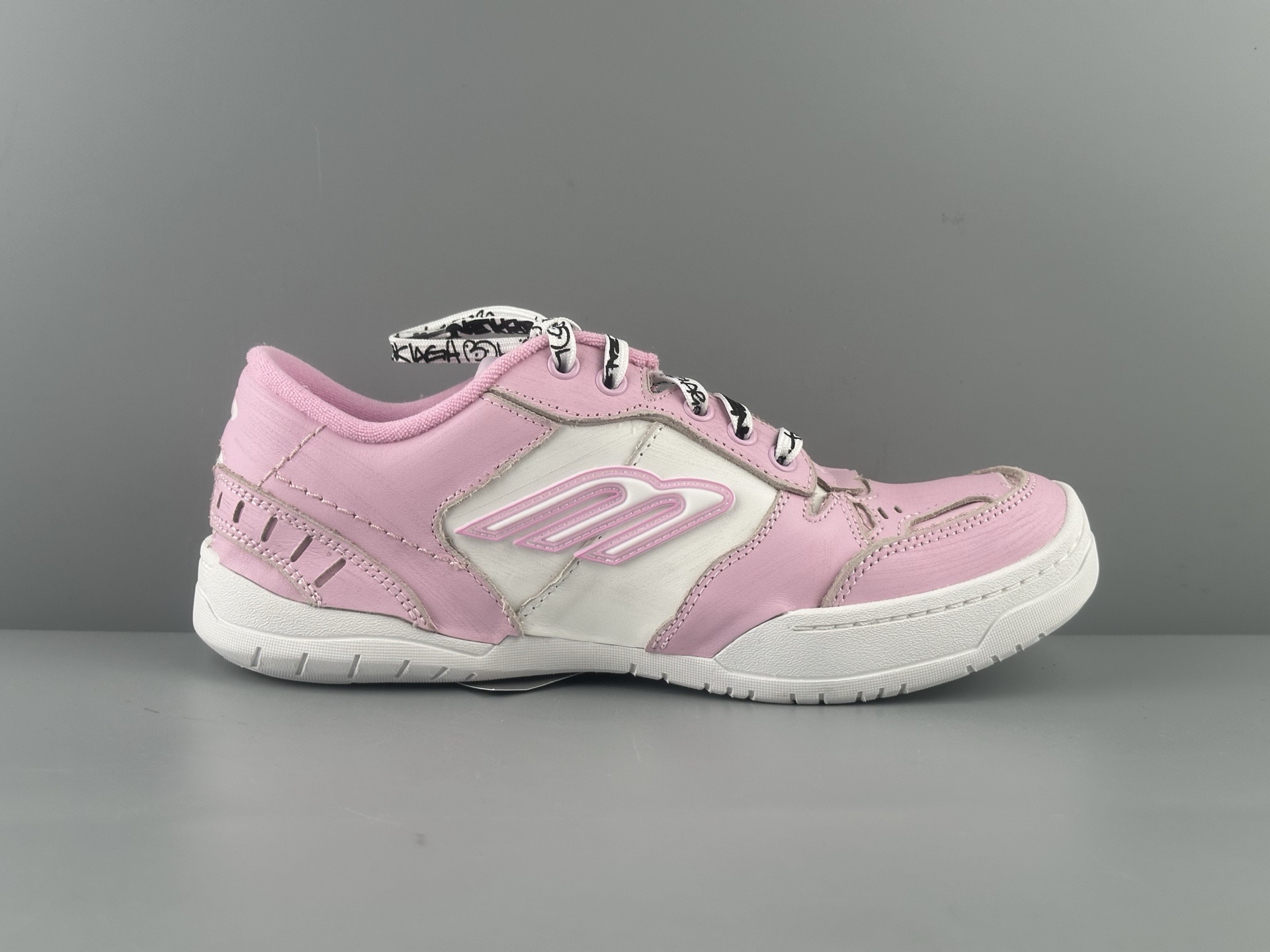 Reseller-Level Version, Superior to Ordinary Market Stock! Balenciaga HAMPTONS WORN-OUT Sneakers — Paris Fashion House