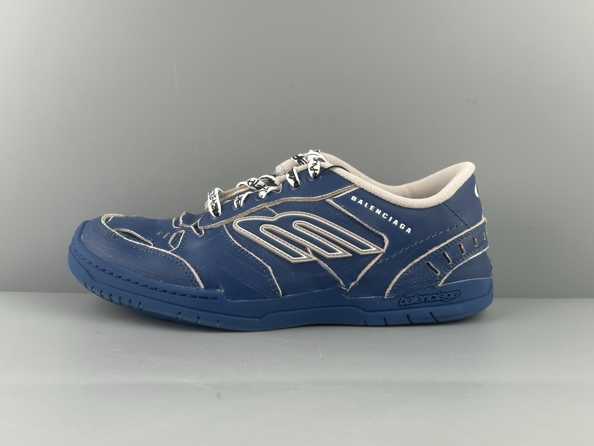 Reseller-Level Version, Superior to Ordinary Market Stock! Balenciaga HAMPTONS WORN-OUT Sneakers — Paris Fashion House