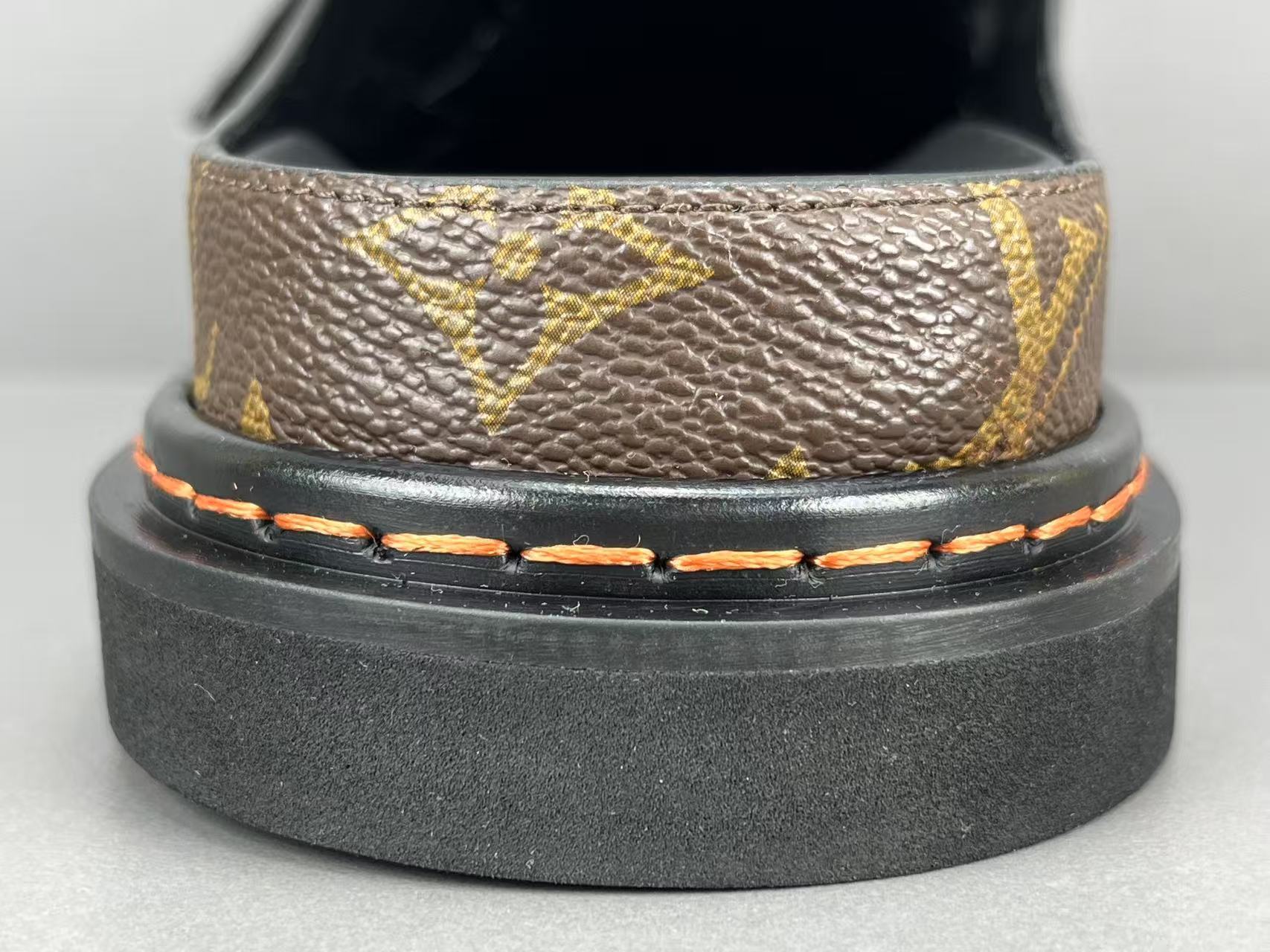 LOUIS VUITTON Easy LV Slides - Image 7