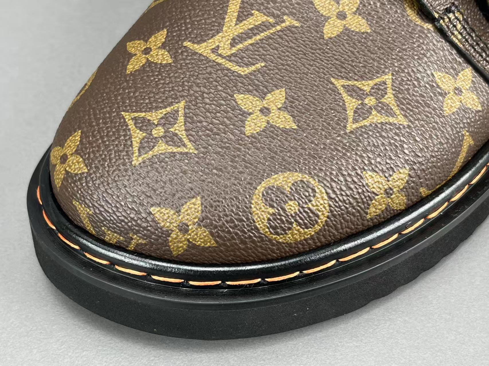 LOUIS VUITTON Easy LV Slides - Image 9