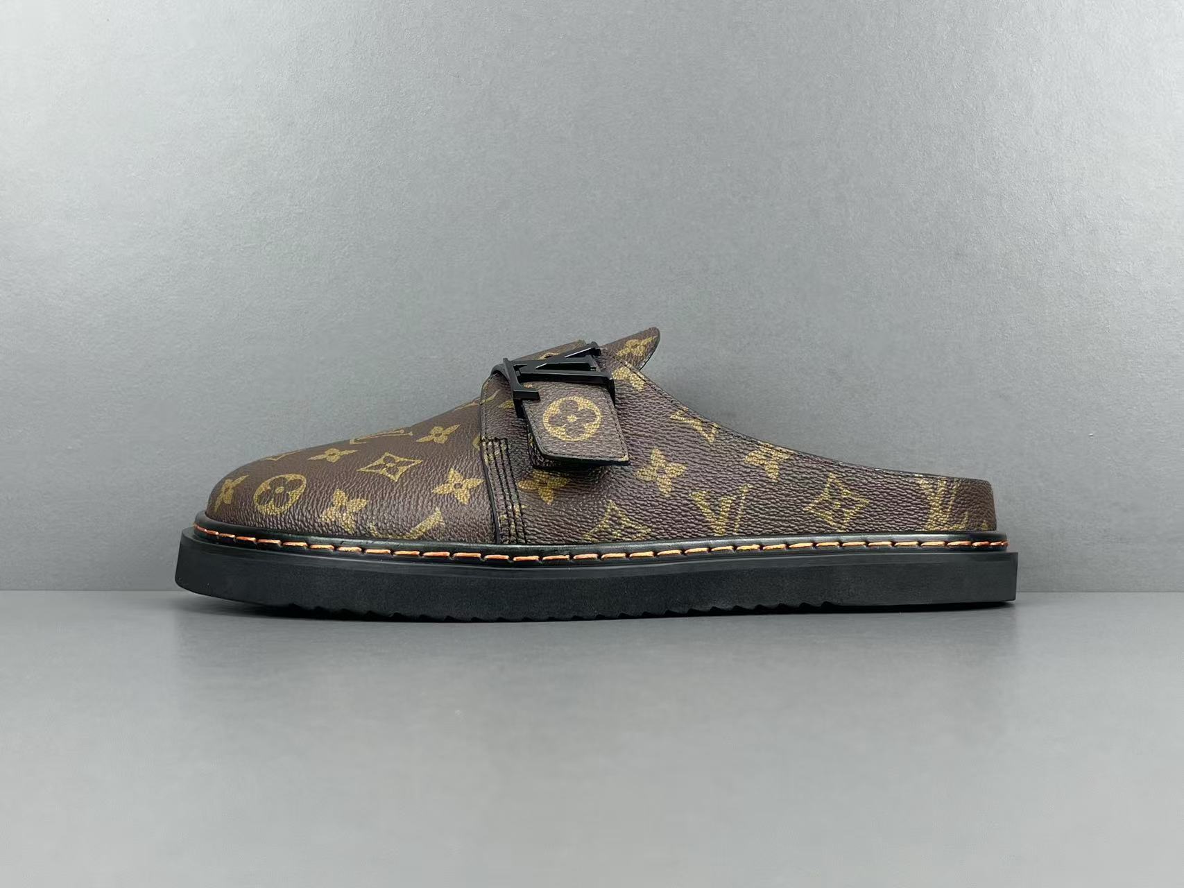 LOUIS VUITTON Easy LV Slides
