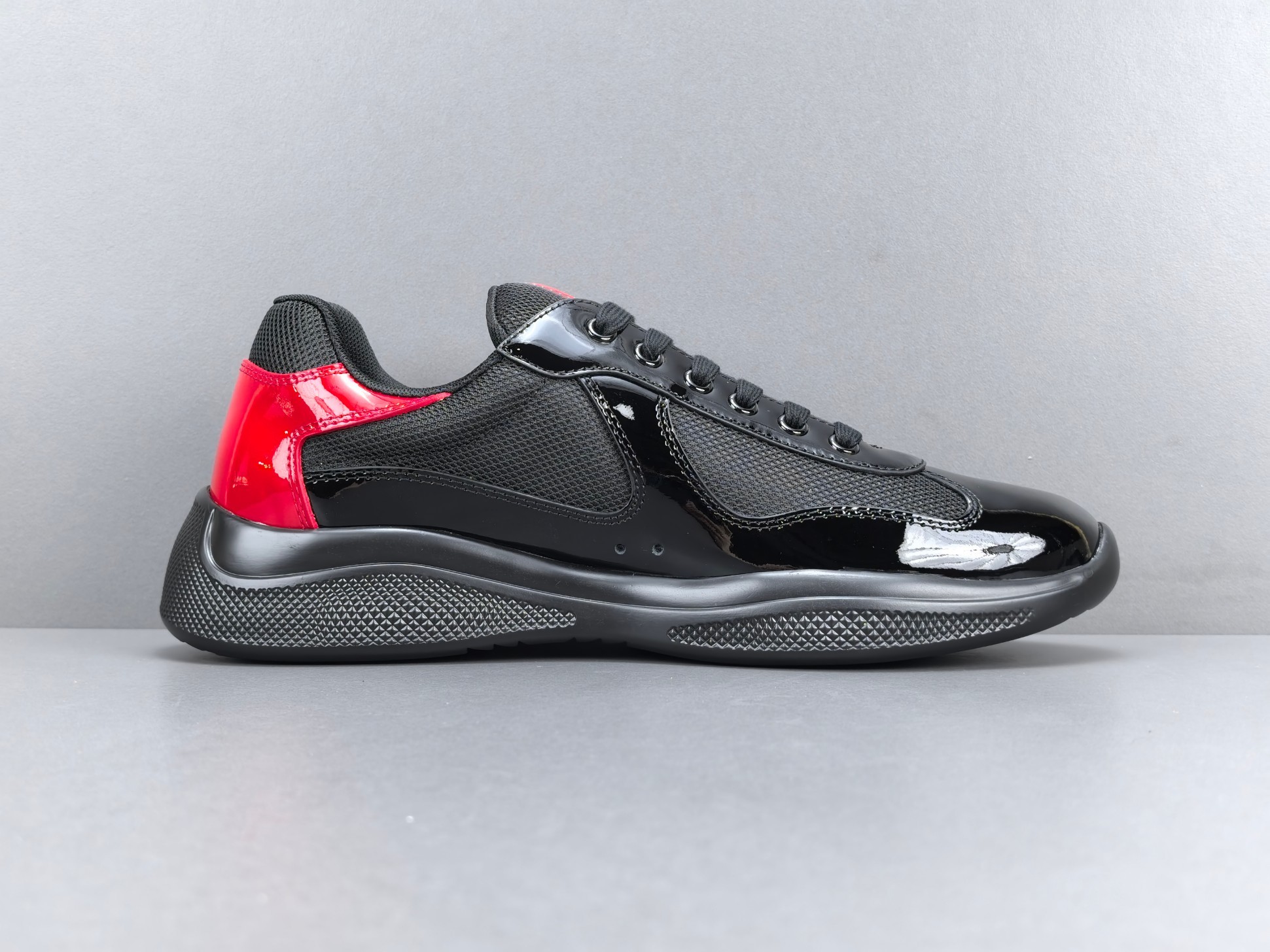 PRADA America’s Cup Sneakers Style: Round-toe, lace-up, low-top sports sneakers Premium original version with high-end craftsmanship