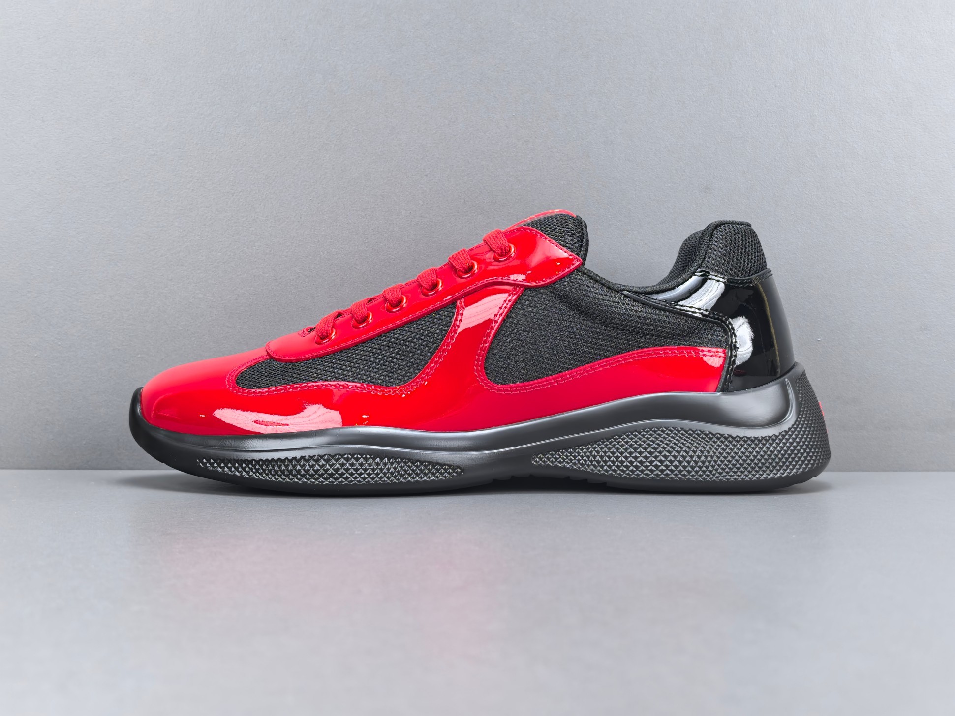 PRADA America’s Cup Sneakers Style: Round-toe, lace-up, low-top sports sneakers High-end original version Upper: Imported Flyknit fabric combined with patent leather