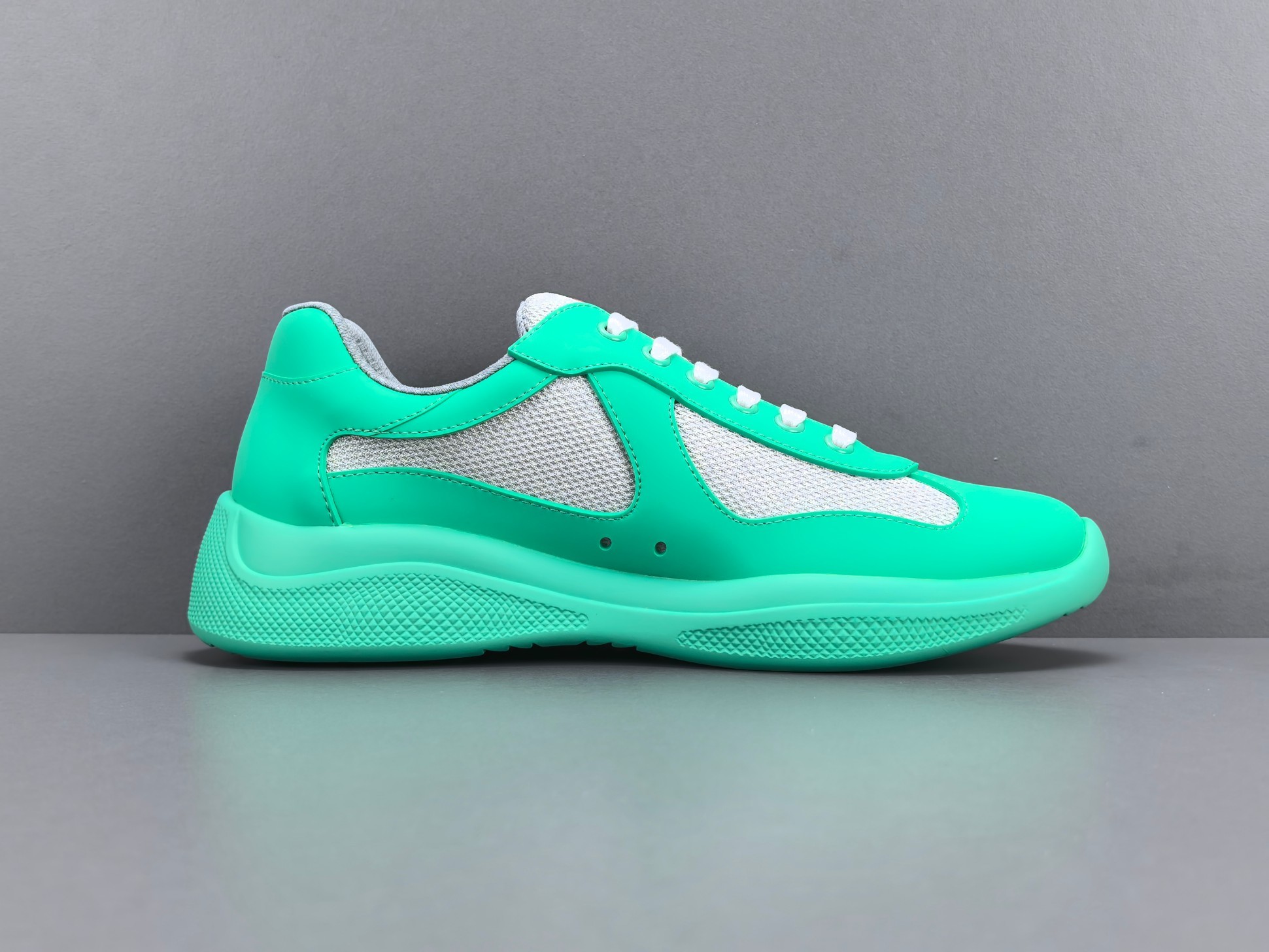 PRADA America’s Cup Sneakers Style: Round-toe, lace-up, low-top sports sneakers High-end original version Upper: Imported Flyknit fabric combined with patent leather