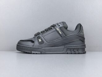 LOUIS VUITTON x Nigo Collaboration – Trainer FW25 A premium low-top sneaker crafted from genuine calf leather, blending Louis Vuitton’s luxury craftsmanship with Nigo’s signature streetwear aesthetic.