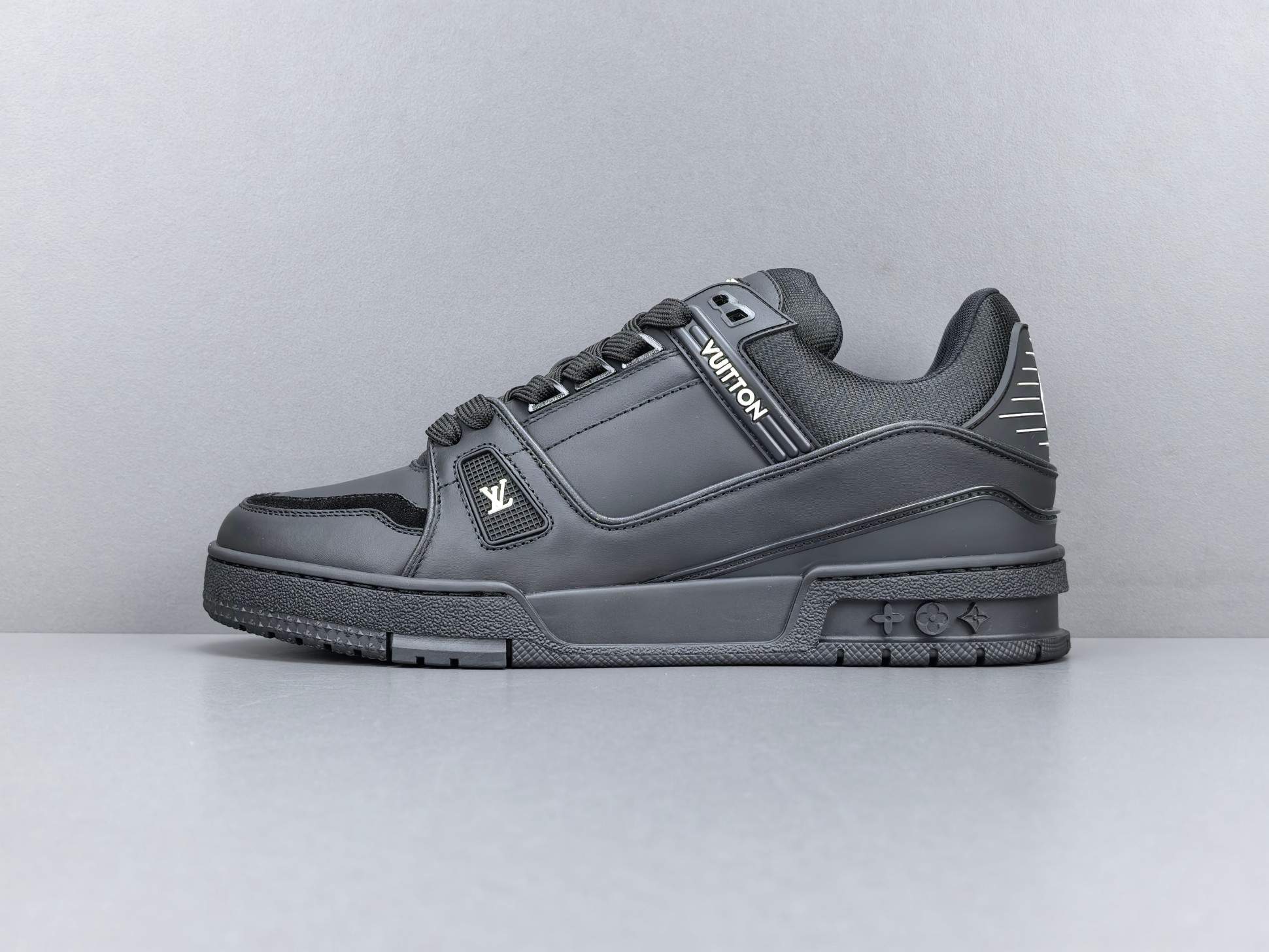 LOUIS VUITTON x Nigo Collaboration – Trainer FW25 A premium low-top sneaker crafted from genuine calf leather, blending Louis Vuitton’s luxury craftsmanship with Nigo’s signature streetwear aesthetic.