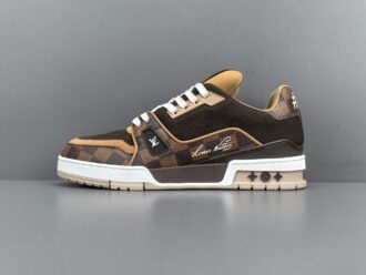 LOUIS VUITTON x Nigo Collaboration – FW25 Trainer A luxurious men’s low-top sneaker from the FW25 collection, blending Louis Vuitton’s refined craftsmanship with Nigo’s distinctive streetwear flair.