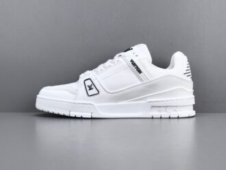 LOUIS VUITTON x Nigo Collaboration – FW25 Trainer A luxurious men’s low-top sneaker from the FW25 collection, blending Louis Vuitton’s refined craftsmanship with Nigo’s distinctive streetwear flair.