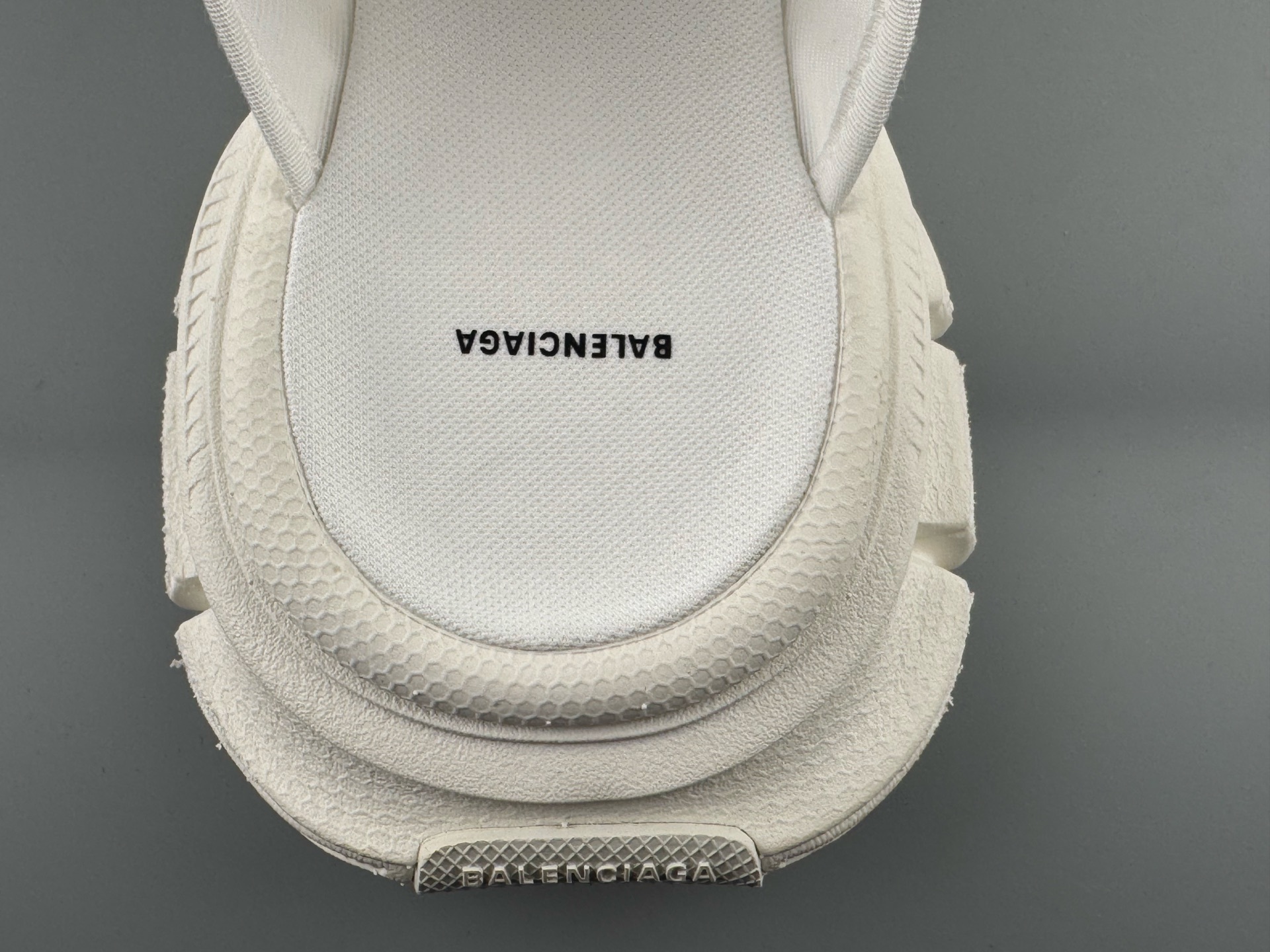 Balenciaga 3XL Paris Slides in White Crafted using original factory materials, these premium slides feature a privately molded outsole for superior comfort and durability - Image 8