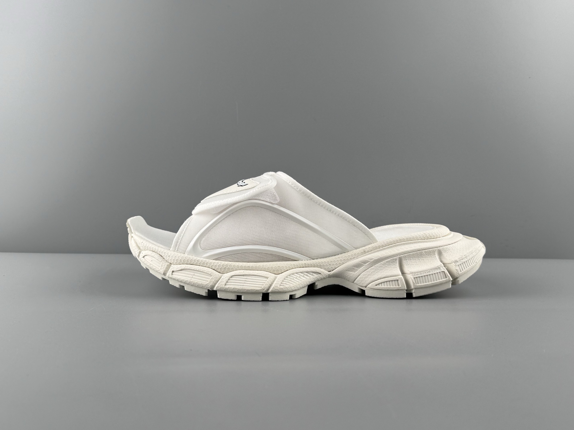 Balenciaga 3XL Paris Slides in White Crafted using original factory materials, these premium slides feature a privately molded outsole for superior comfort and durability - Image 16