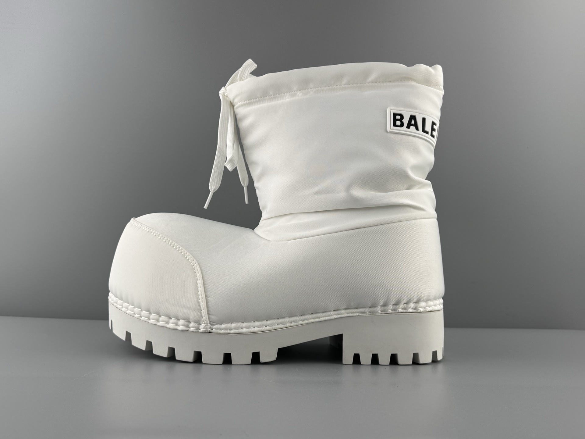 Balenciaga Alaska FW24 SKIWEAR Collection β Fleece-Lined Short Boots. Warm, versatile, and comfortable winter design from the Balenciaga SKIWEAR line.