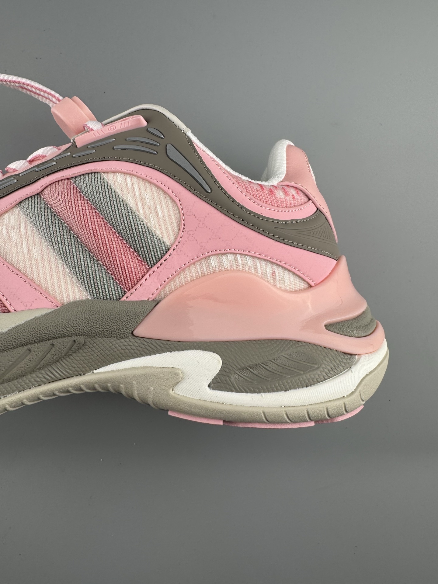 GUCCI Leather Round-Toe Drawstring Low-Top Casual Sneakers (Unisex) Developed using original factory specifications, with all materials sourced from the same suppliers as the authentic manufacturing line for guaranteed premium quality. - Image 2