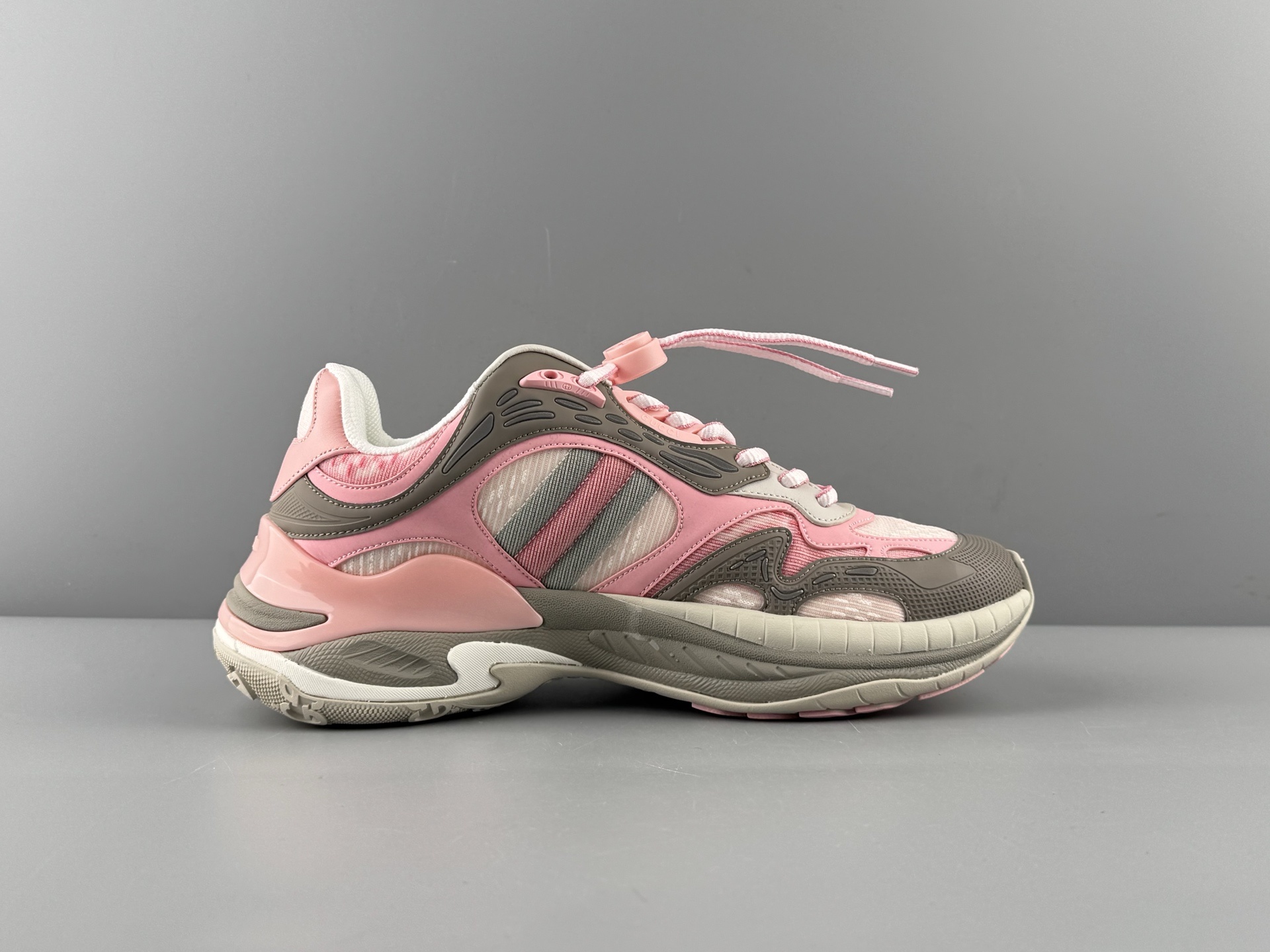 GUCCI Leather Round-Toe Drawstring Low-Top Casual Sneakers (Unisex) Developed using original factory specifications, with all materials sourced from the same suppliers as the authentic manufacturing line for guaranteed premium quality.